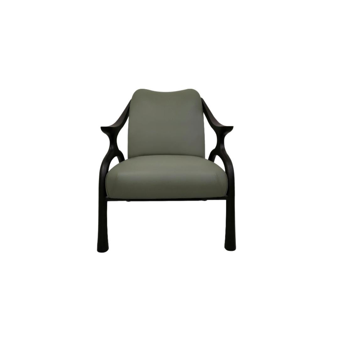 Descripción : el sillón de contorno más suave sugiere las líneas curvas de los arrozales, combinando masculinidad en su forma general con un toque de sensualidad. está fabricado en fresno macizo y cuero auténtico.

