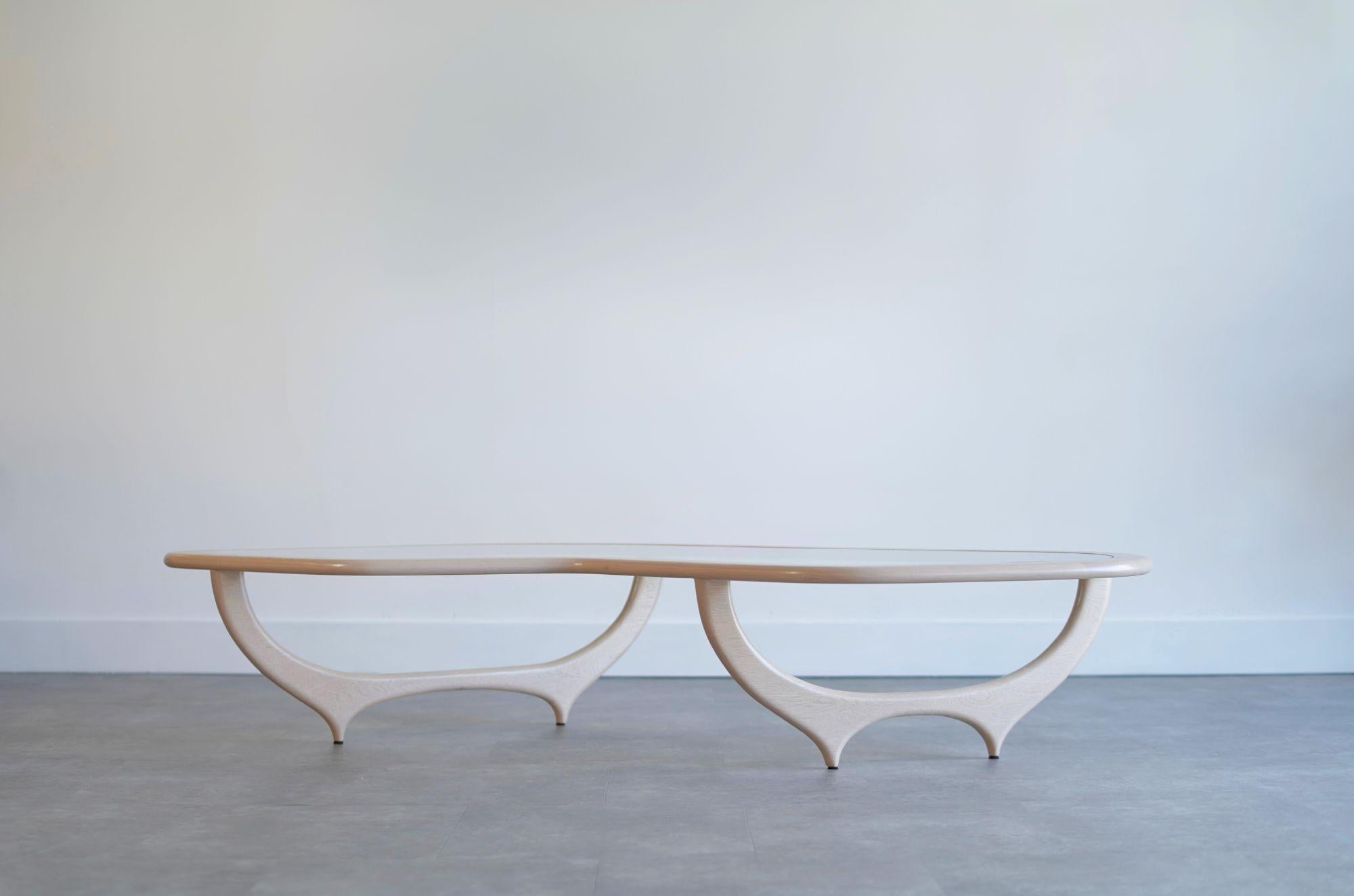 Contour Couchtisch aus weißer Eiche von Stamford Modern (amerikanisch) im Angebot