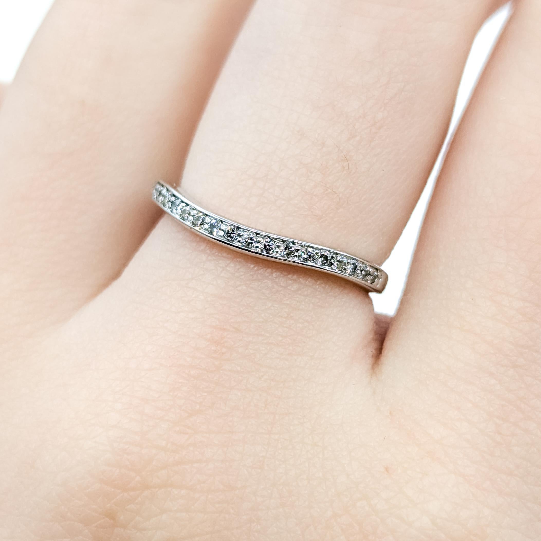 Contour Diamond Band in 14k white gold In condizioni ottime in vendita a Bloomington, MN