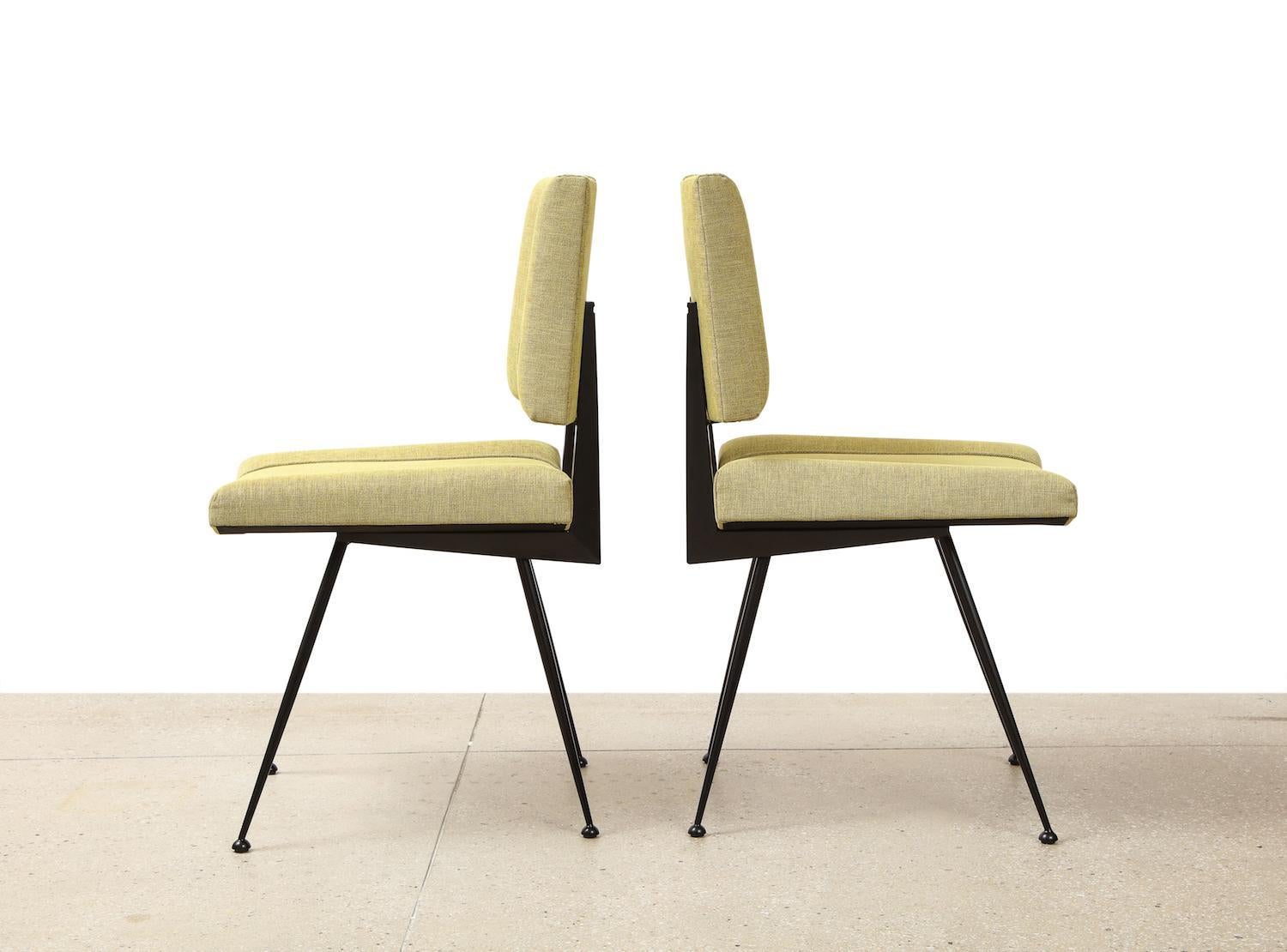 Sedia in ferro verniciata di nero con uno spirito industriale moderno. Seduta e schienale imbottiti. Molto scultorea e solida per sedersi.  Disponibile anche in nichel lucido, ottone lucido e ottone antico. La cornice può essere ordinata anche in