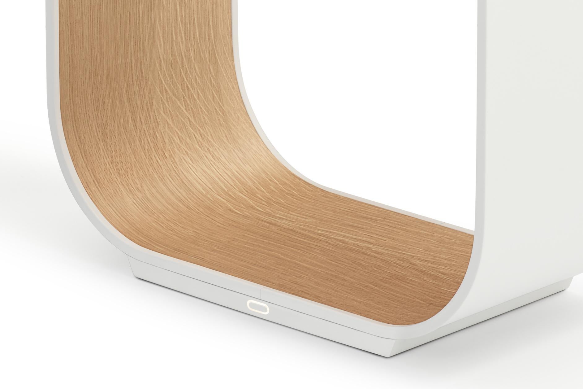 La reveladora y elegante arquitectura de marco abierto de Contour captura la cálida iluminación LED dentro de una estructura de aluminio extruido extraordinariamente esbelta. Inteligente y altamente eficiente, el diseño minimalista de Contour se ha