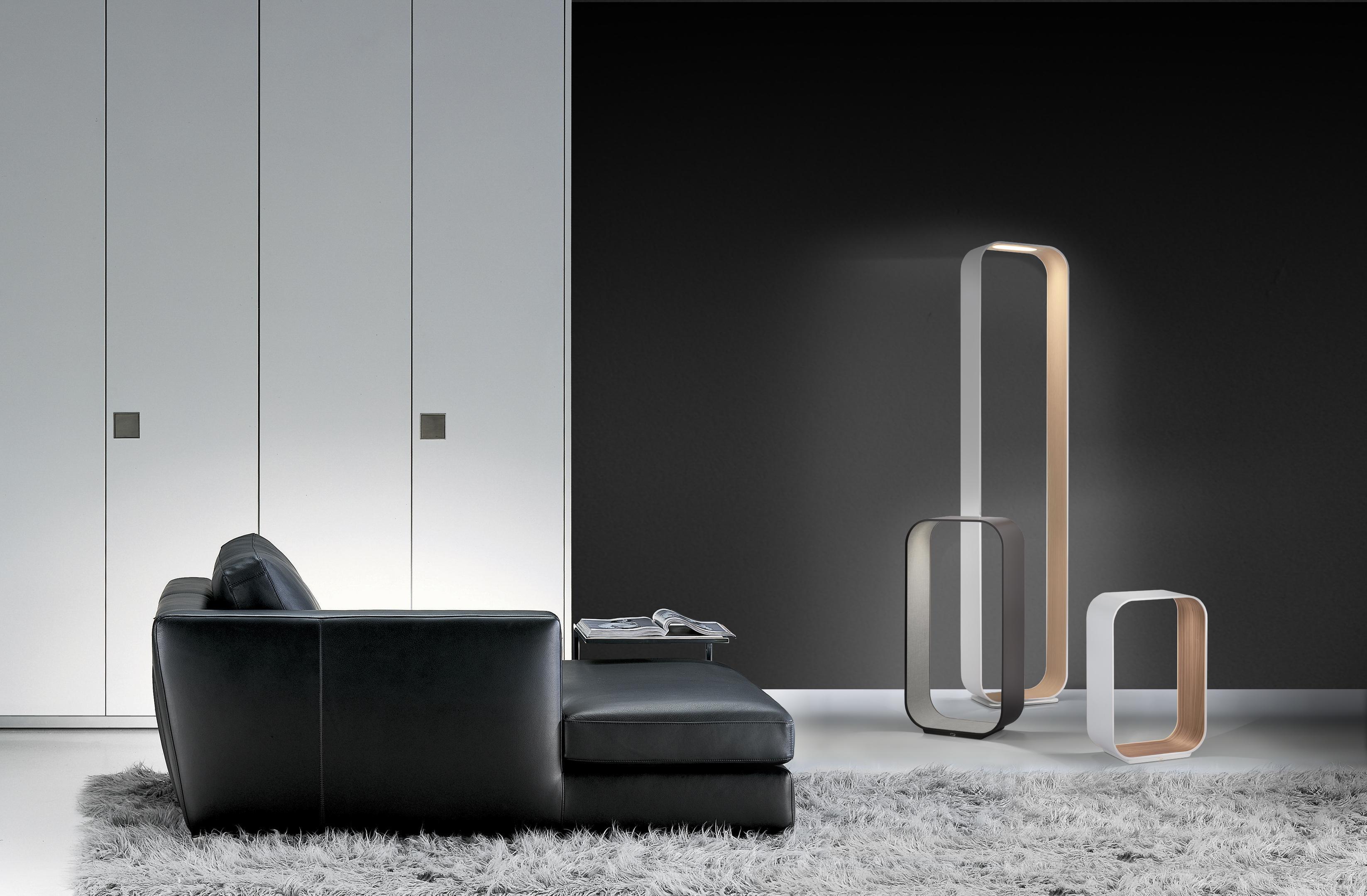 Kleine Contour-Tischlampe in Weiß und Nussbaum von Pablo Designs (amerikanisch) im Angebot