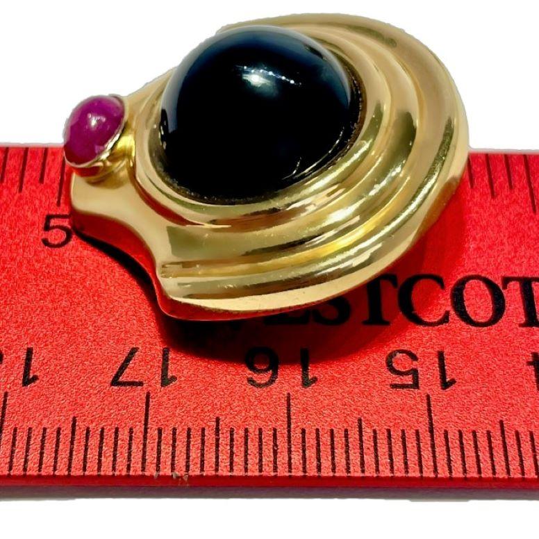 14K Yellow Gold Contoured Earrings with Onyx and Rubies In Good Condition In Palm Beach, FL