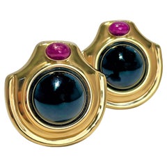 Boucles d'oreilles contournées en or jaune 14 carats avec onyx et rubis