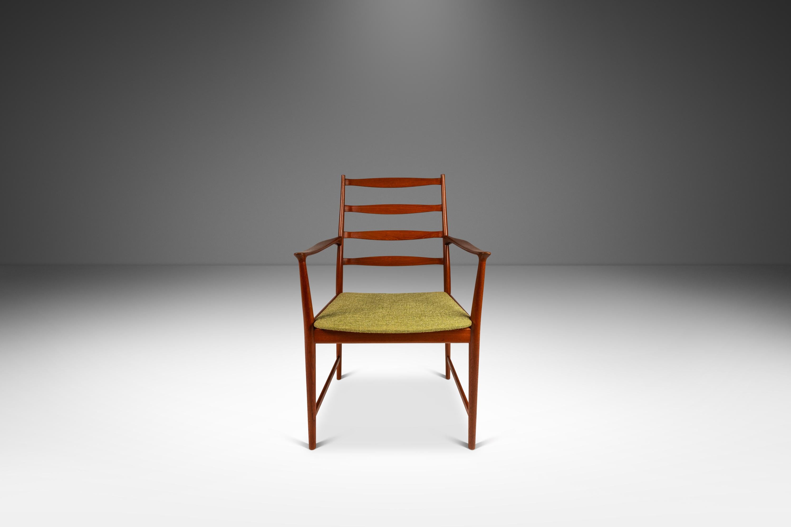 Ti presentiamo una rara poltrona con schienale a scaletta disegnata dall'impareggiabile Torbjørn Afdal per Vamo. Progettata e realizzata in Danimarca all'inizio degli anni '60, questa elegante poltrona è costruita in teak massiccio con curve