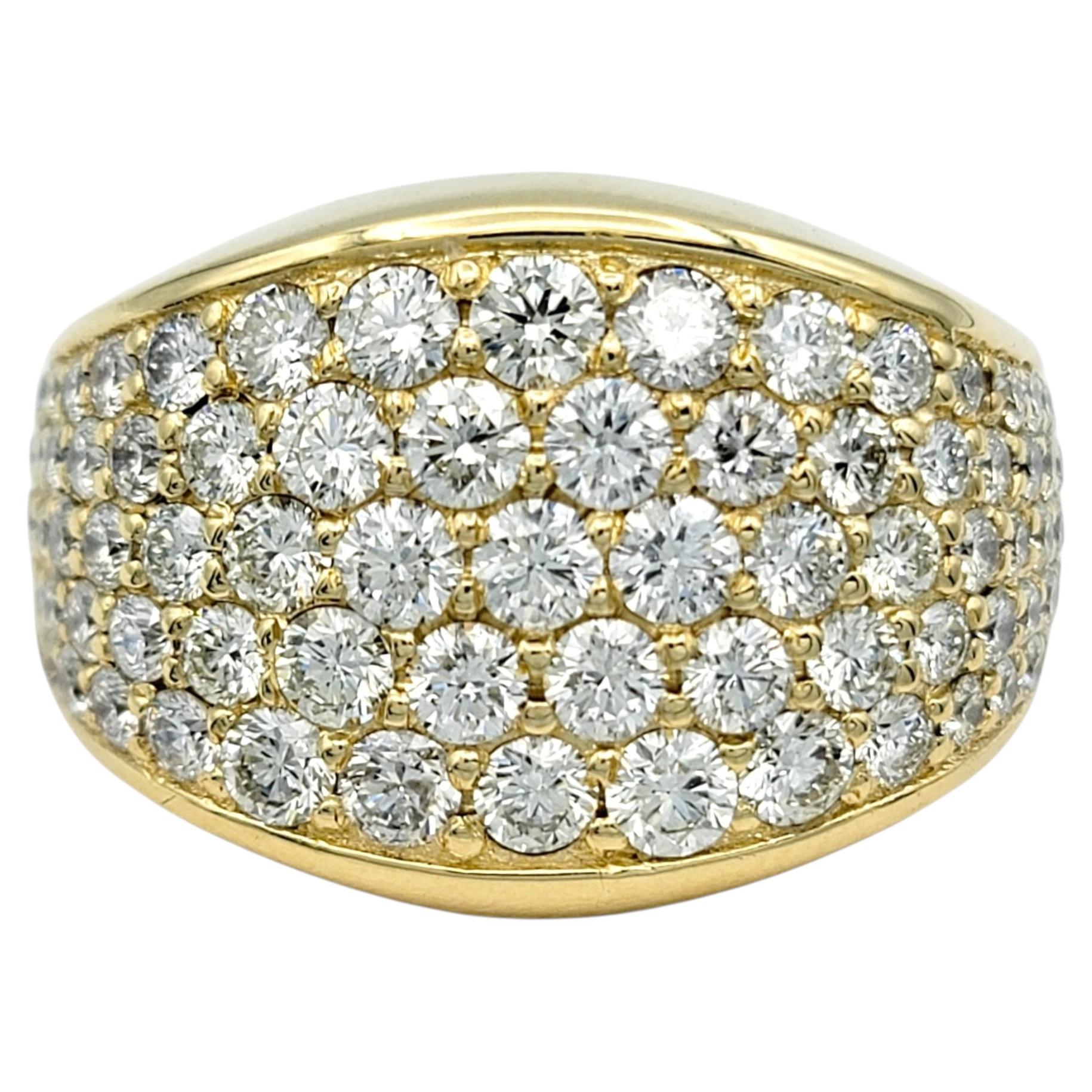 Anillo ancho contorneado de varias filas de diamantes redondos en oro amarillo de 14 quilates