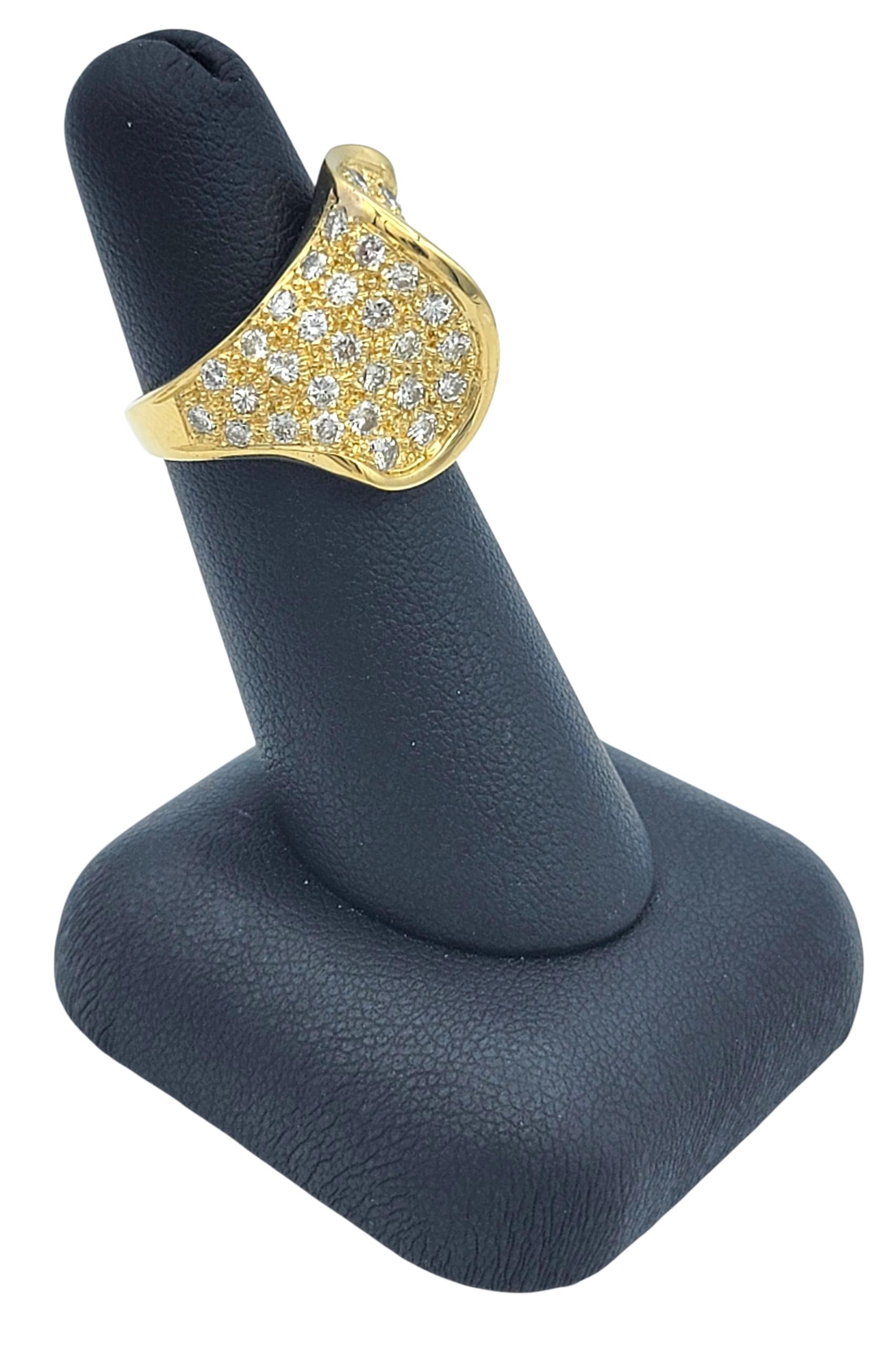 Bague de cocktail en or jaune 18 carats avec pavé de diamants en forme de dôme en vente 4