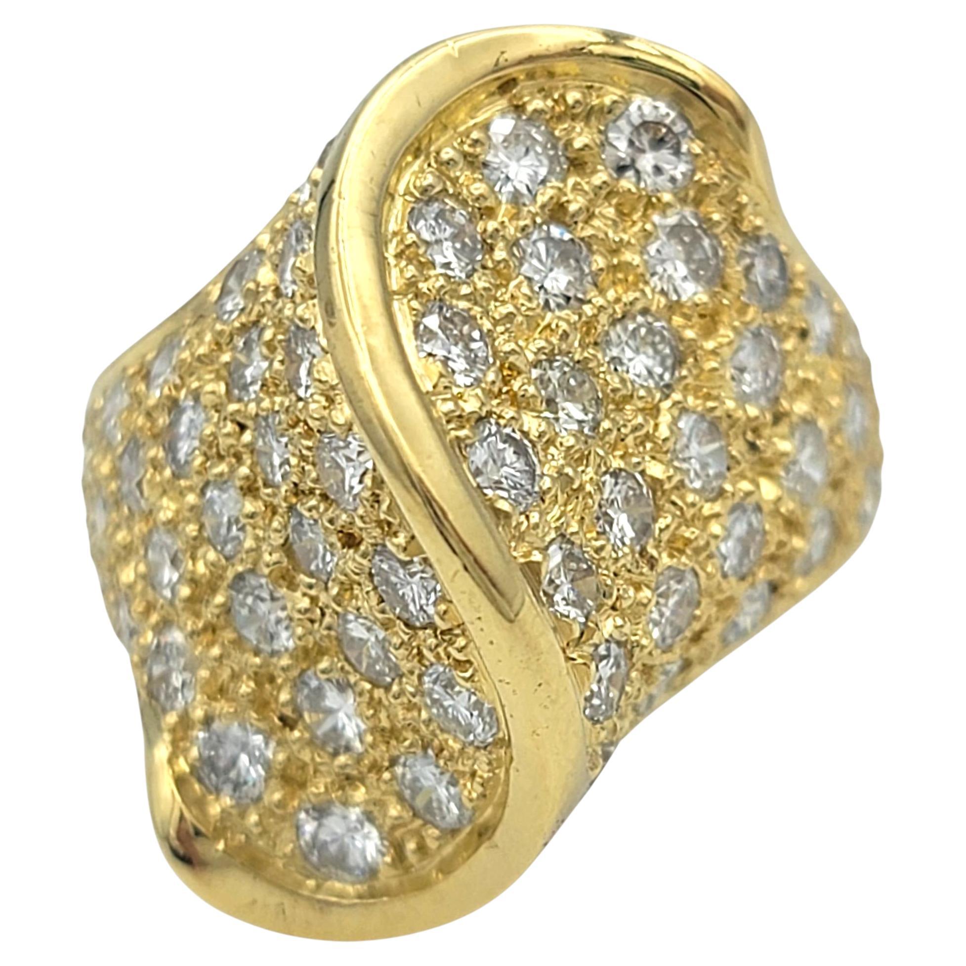 Cette audacieuse bague en diamant capture l'essence du glamour raffiné avec sa captivante silhouette en forme de dôme. La surface est entièrement embellie de diamants ronds brillants sertis en pavé qui scintillent à l'infini sur chaque courbe,