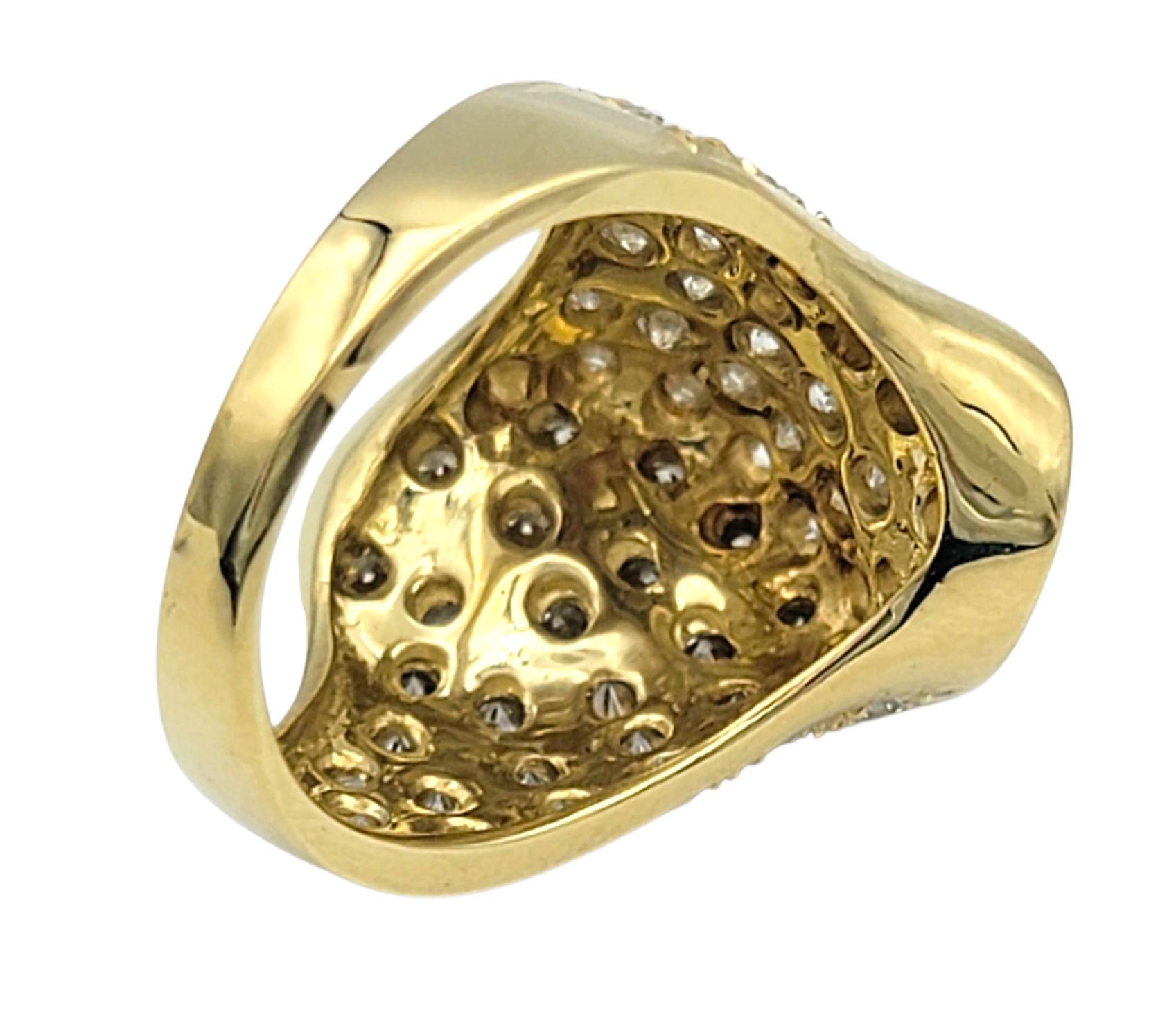 Taille ronde Bague de cocktail en or jaune 18 carats avec pavé de diamants en forme de dôme en vente