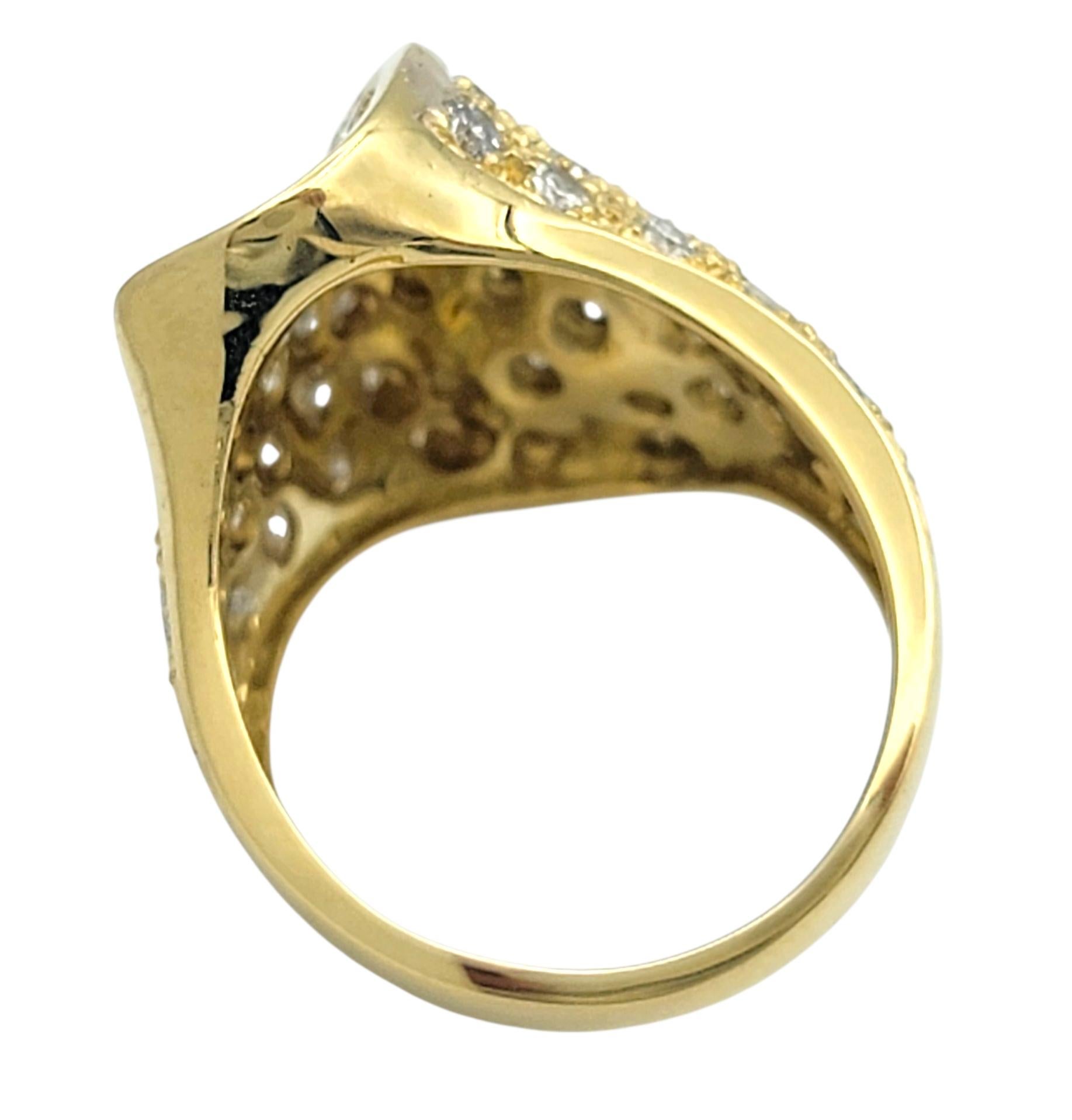 Bague de cocktail en or jaune 18 carats avec pavé de diamants en forme de dôme Bon état - En vente à Scottsdale, AZ