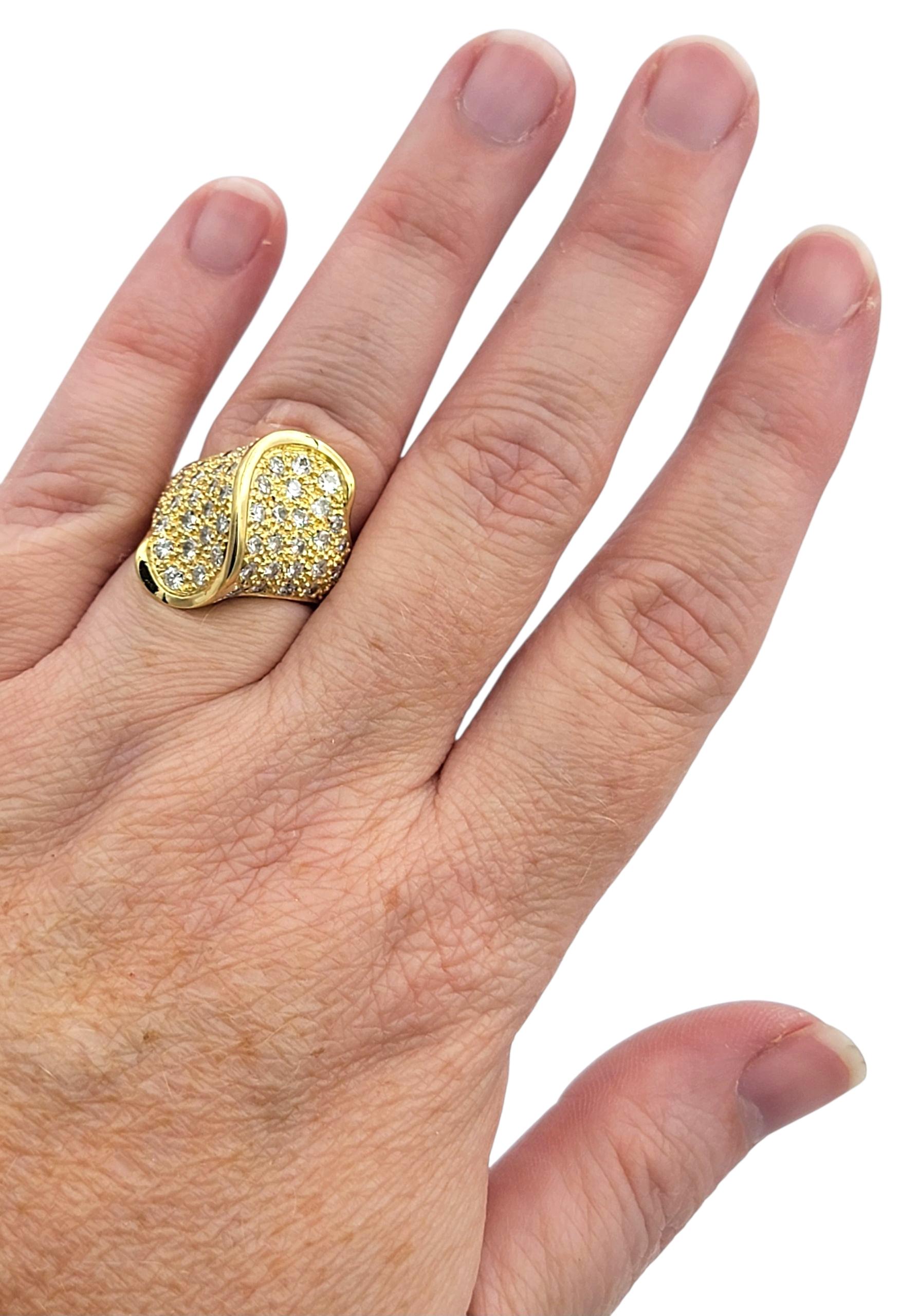 Bague de cocktail en or jaune 18 carats avec pavé de diamants en forme de dôme en vente 1