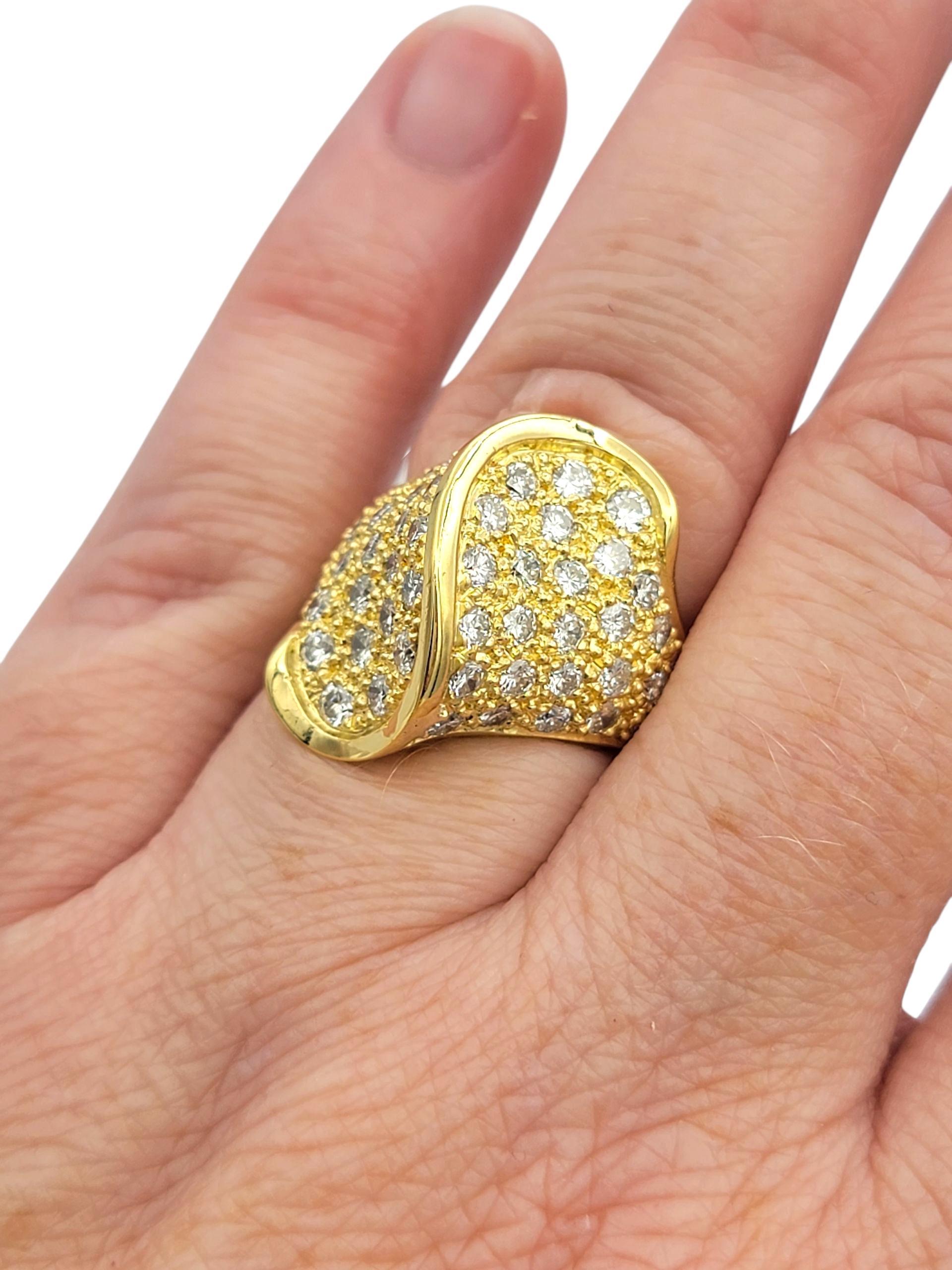 Bague de cocktail en or jaune 18 carats avec pavé de diamants en forme de dôme en vente 2