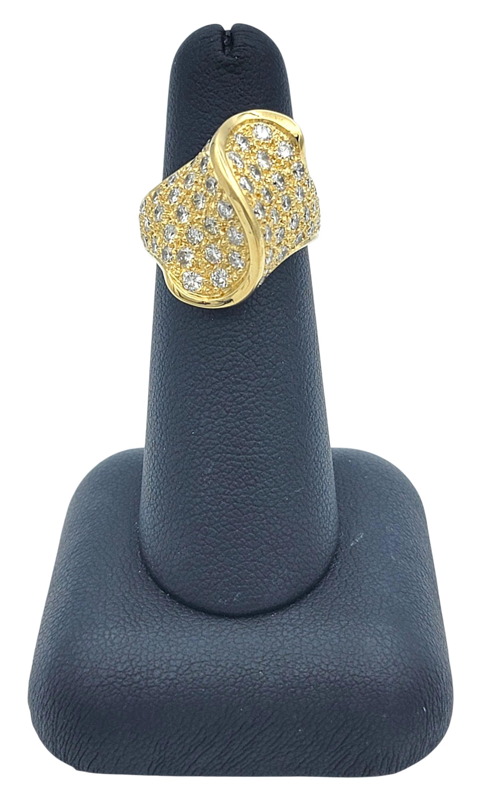 Bague de cocktail en or jaune 18 carats avec pavé de diamants en forme de dôme en vente 3