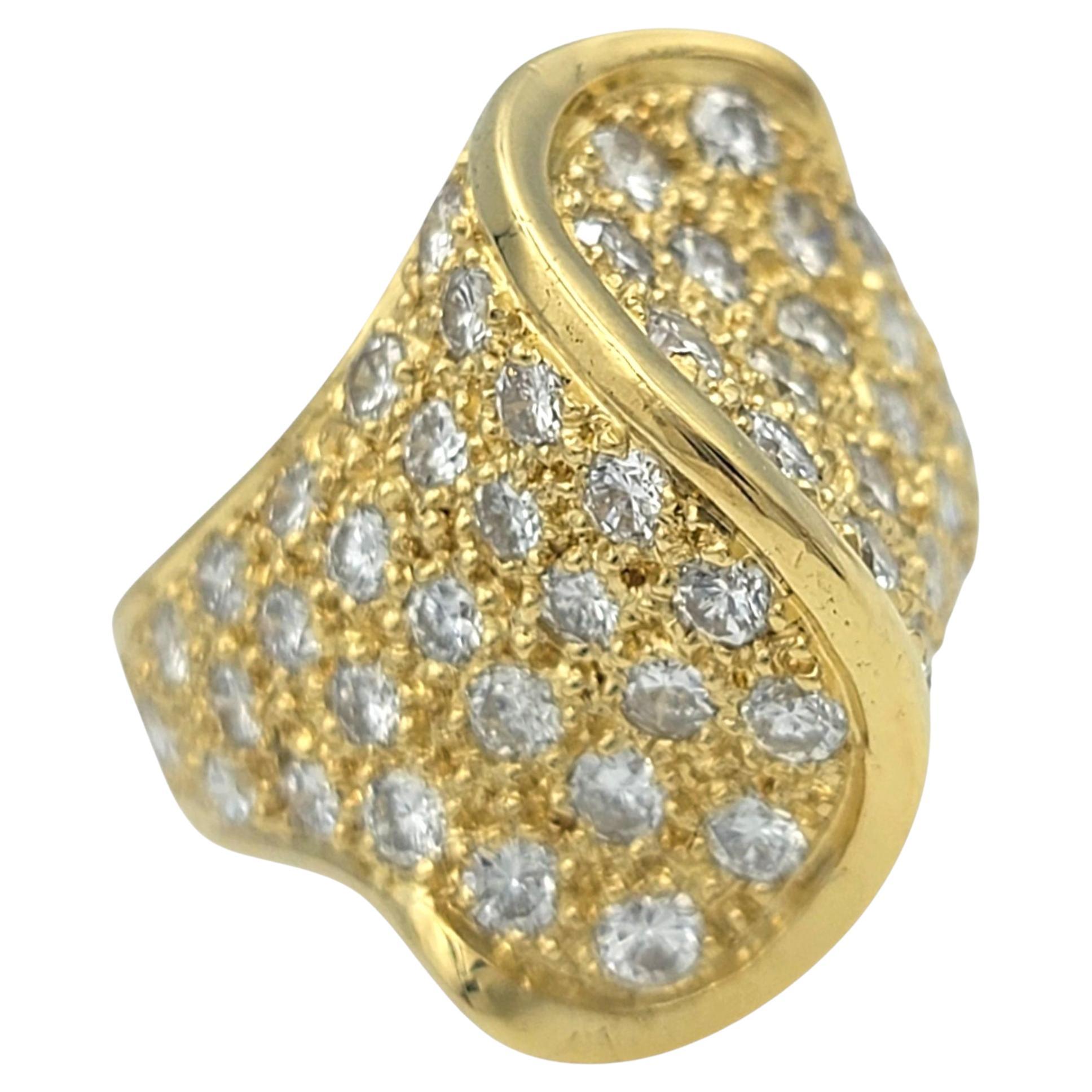 Bague de cocktail en or jaune 18 carats avec pavé de diamants en forme de dôme