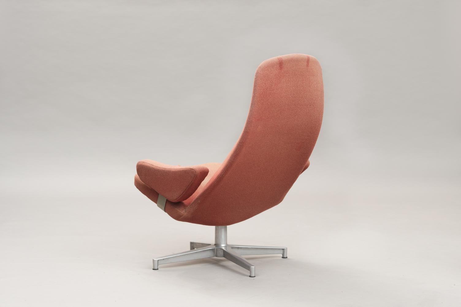 Mid-Century Modern 'Contourett Roto' swivel chair, aluminium base.
This item is in original condition, can be sold as it is or fully restored, the price shown is in original condition.