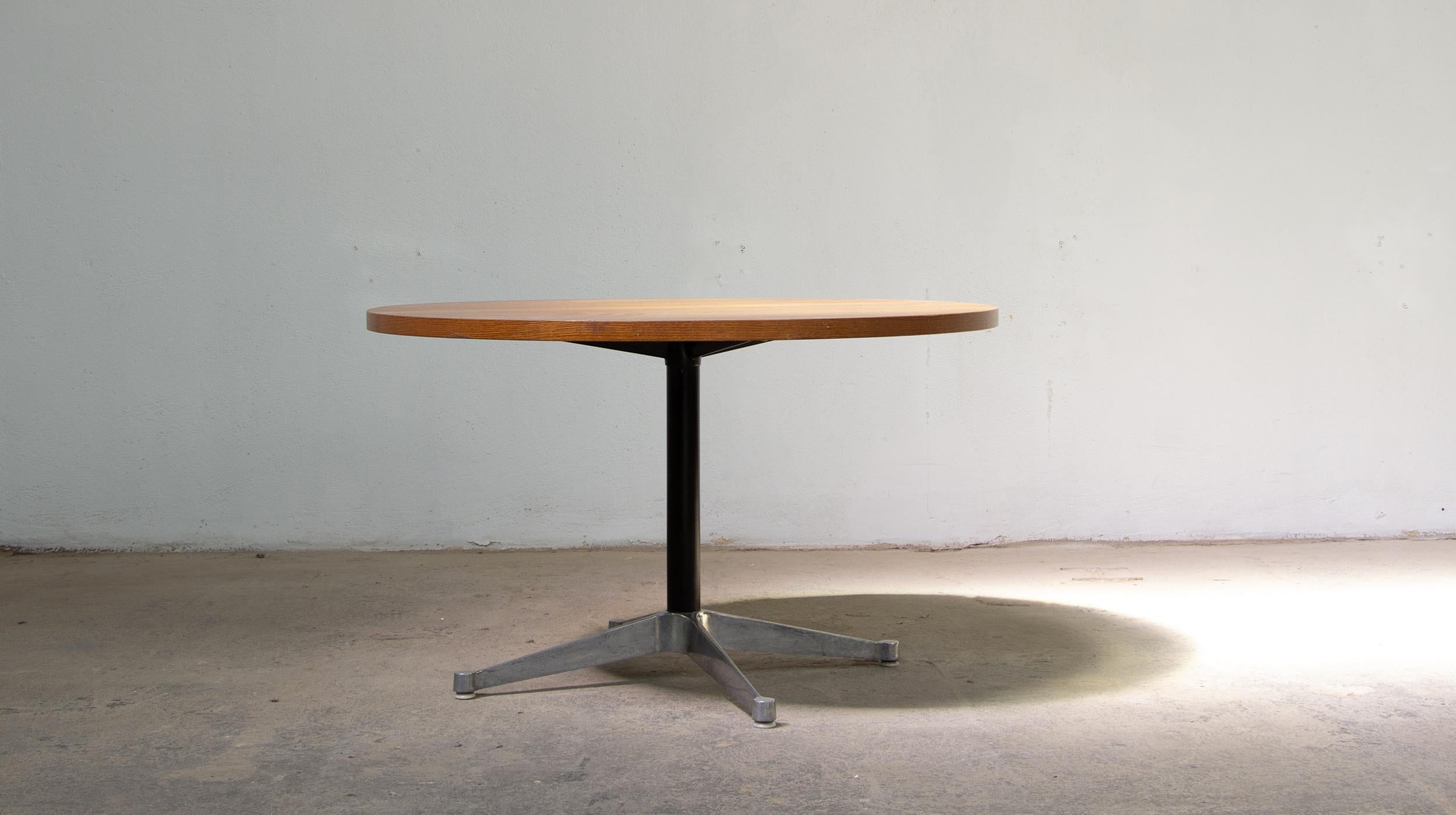 Contract Eames round table for Herman Miller In Good Condition For Sale In LYON, FR