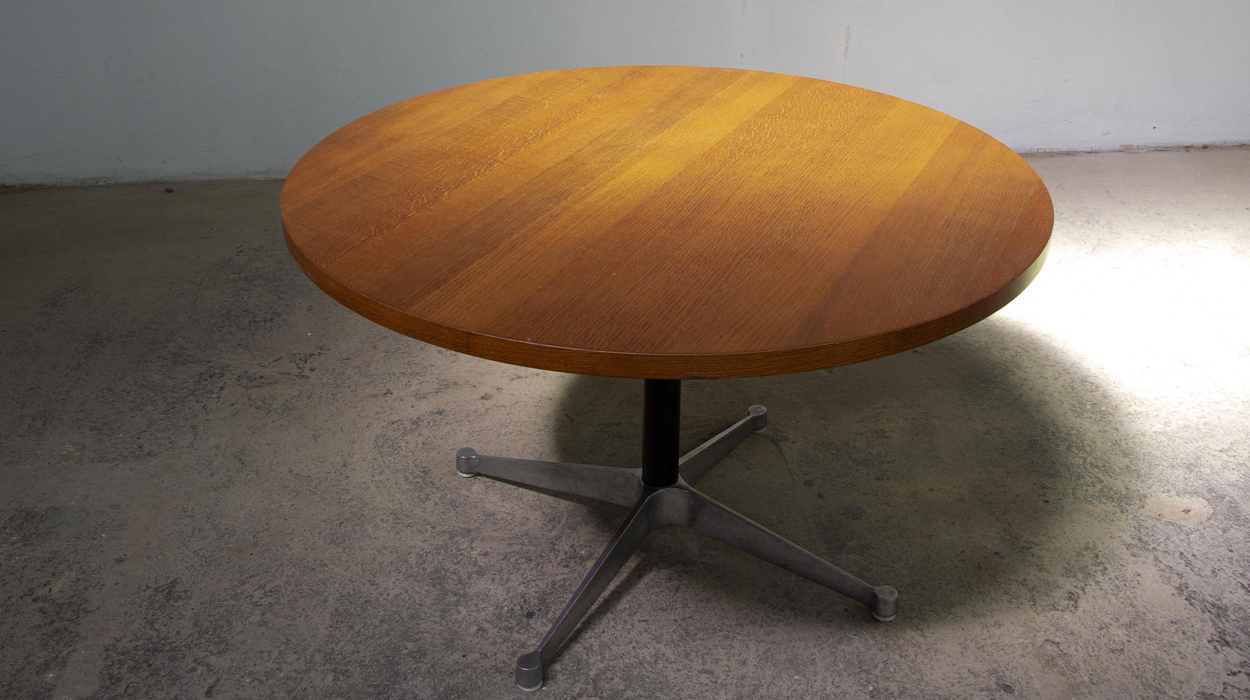 20th Century Contract Eames round table for Herman Miller For Sale