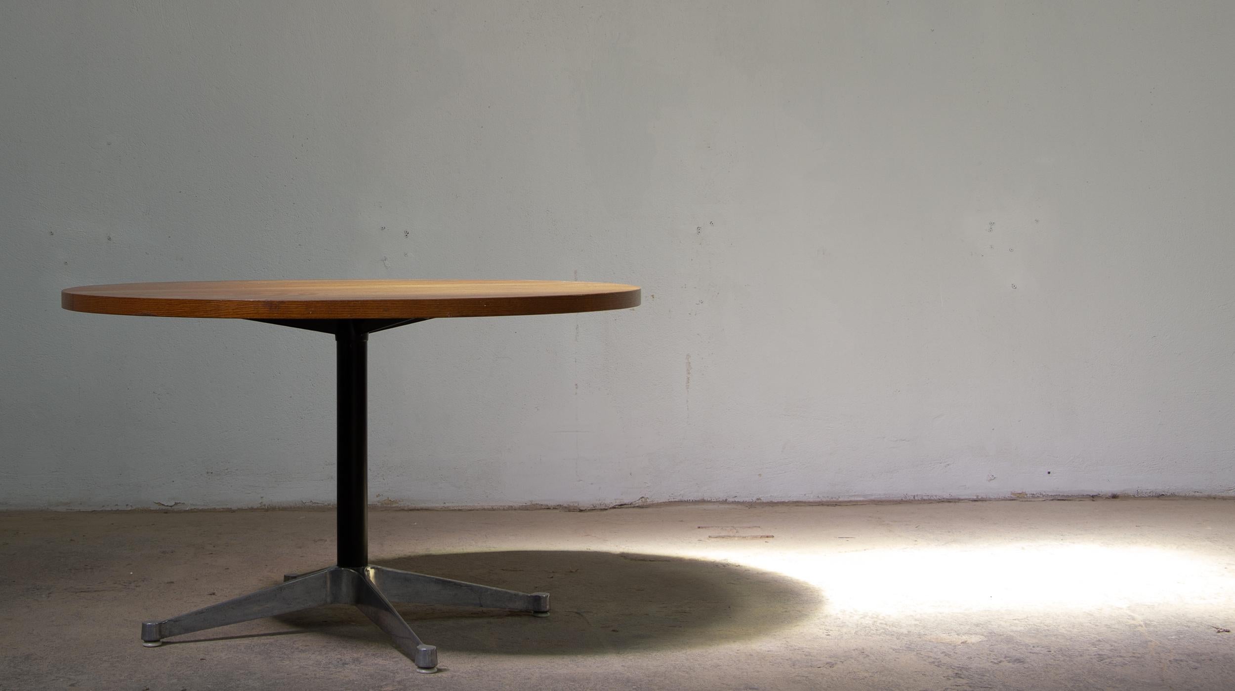 Contract Eames round table for Herman Miller For Sale 1