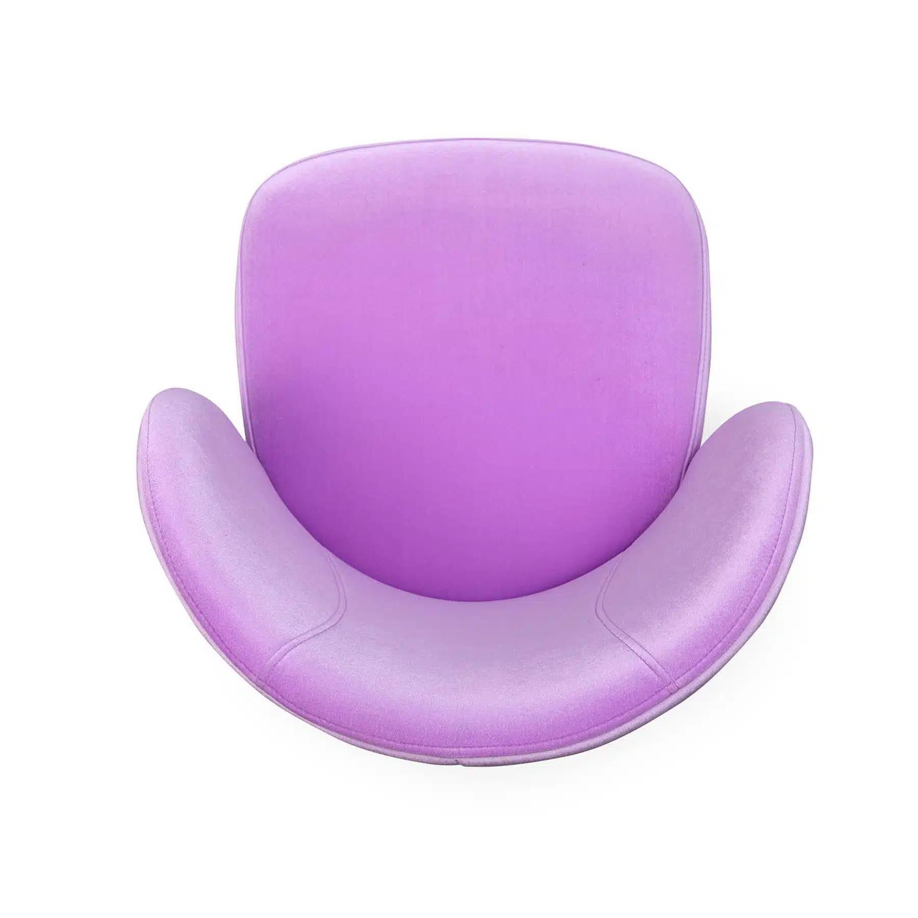 Questa sedia da pranzo è progettata con uno schienale inclinato che offre un maggiore sostegno. La seduta è imbottita in schiuma ad alta densità, per garantire un'esperienza culinaria morbida e confortevole. La sua struttura in legno massiccio