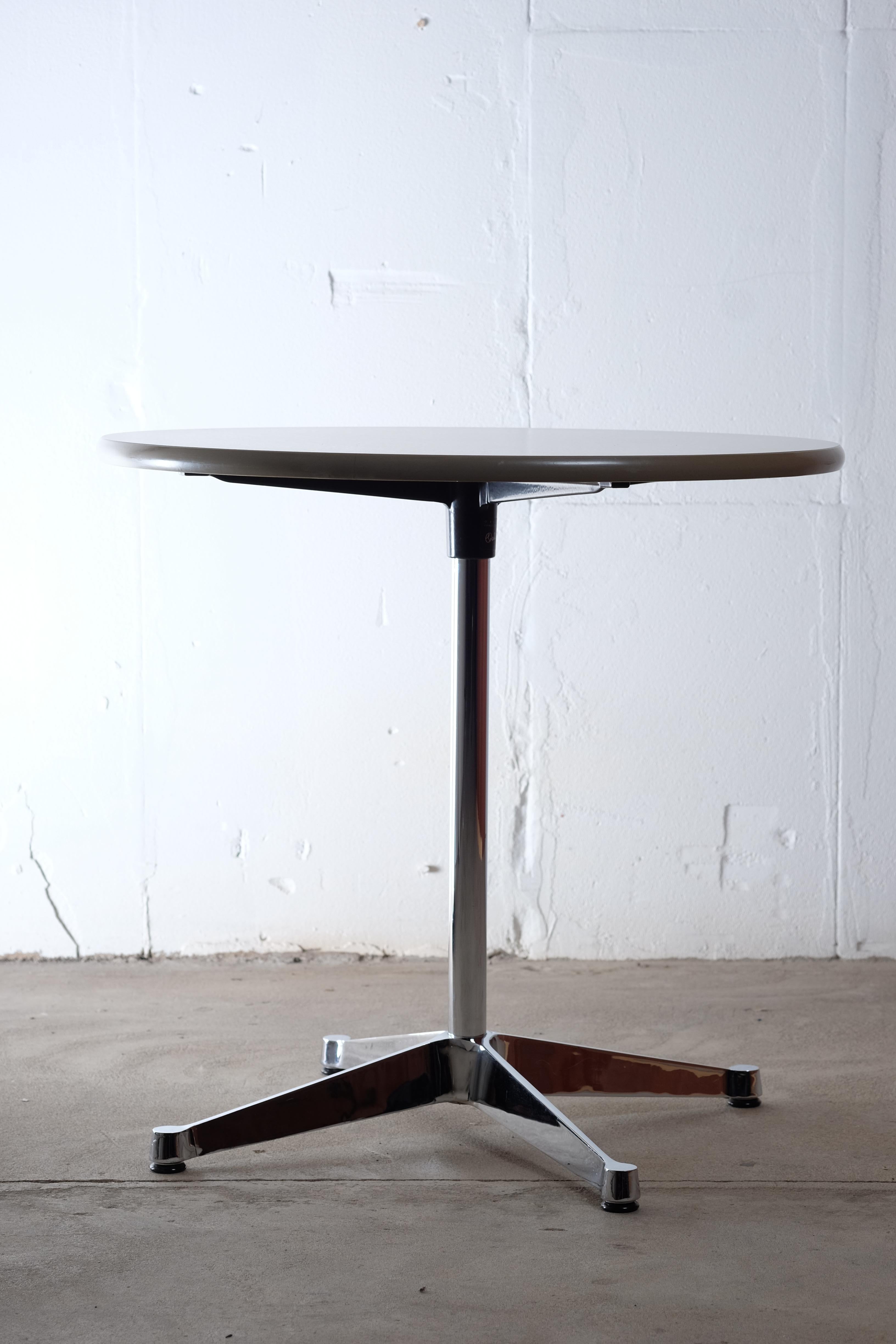 Charles Eames, small table from the Contract Table series for Vitra.
White, round table top with grey vinyl edge on black lacquered and chromed metal base. The table are in good condition.

 


 