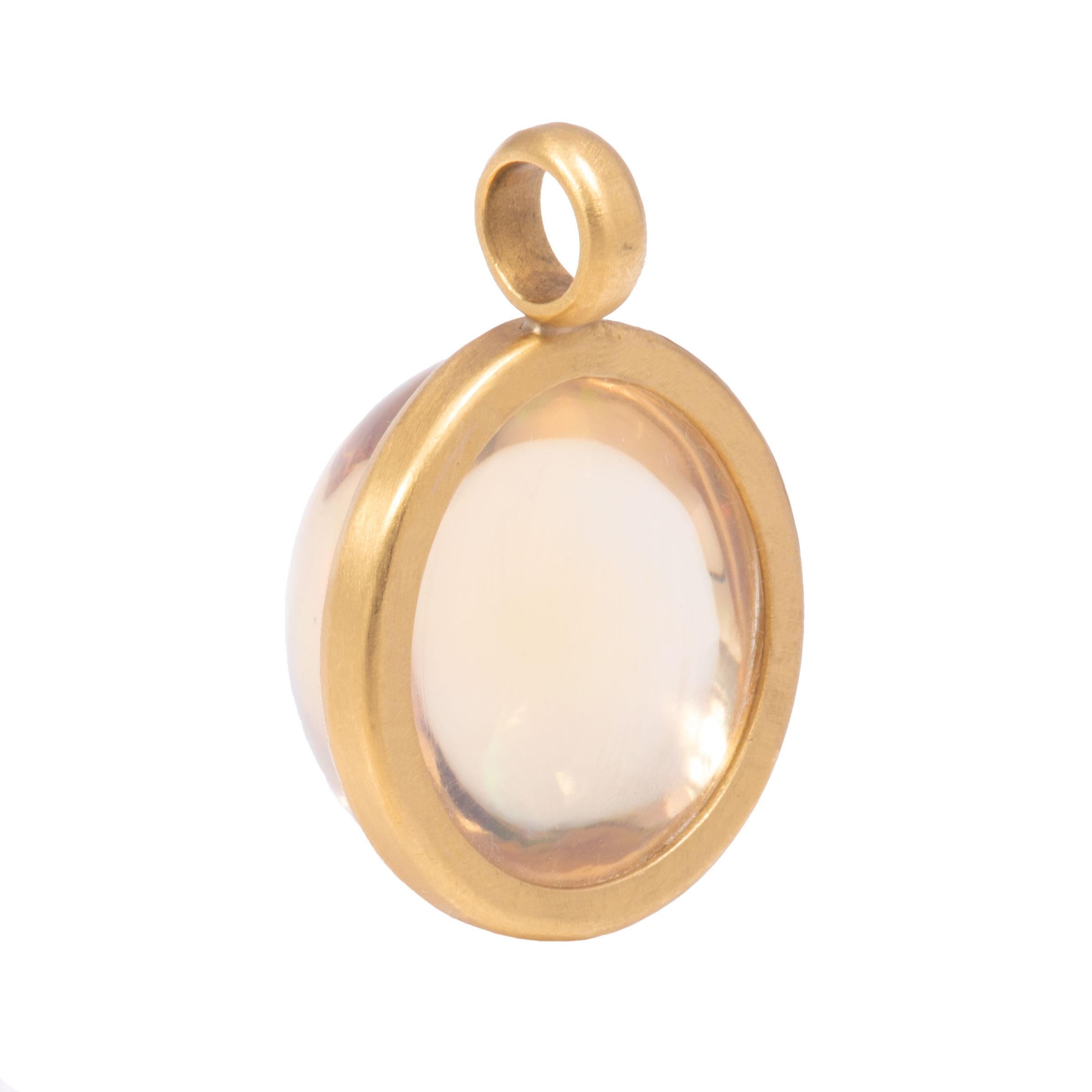 Contemporary Contraluz Opal Antara Pendant in 22 Karat Gold For Sale