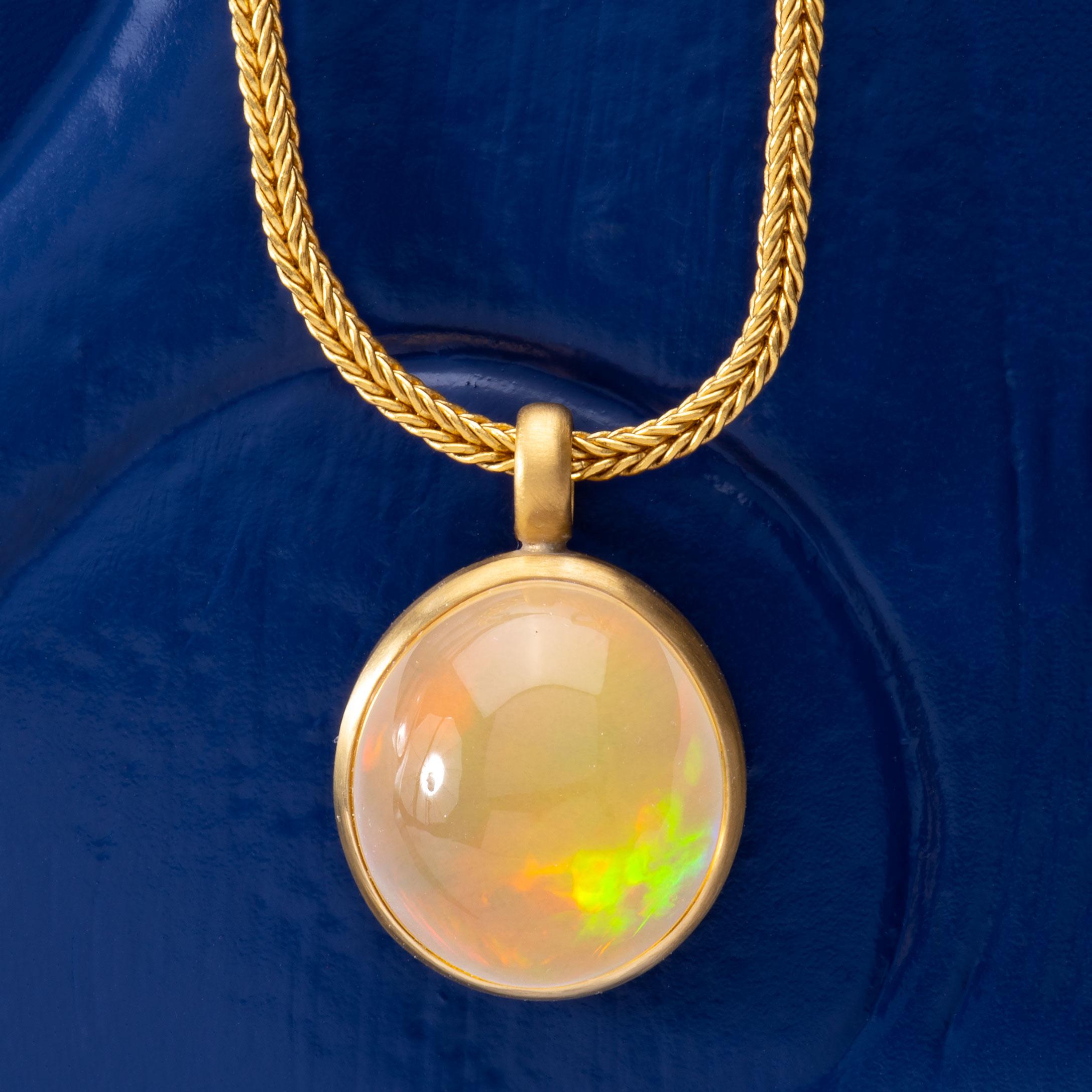 Contraluz Opal Antara Pendant in 22 Karat Gold In New Condition For Sale In Santa Fe, NM
