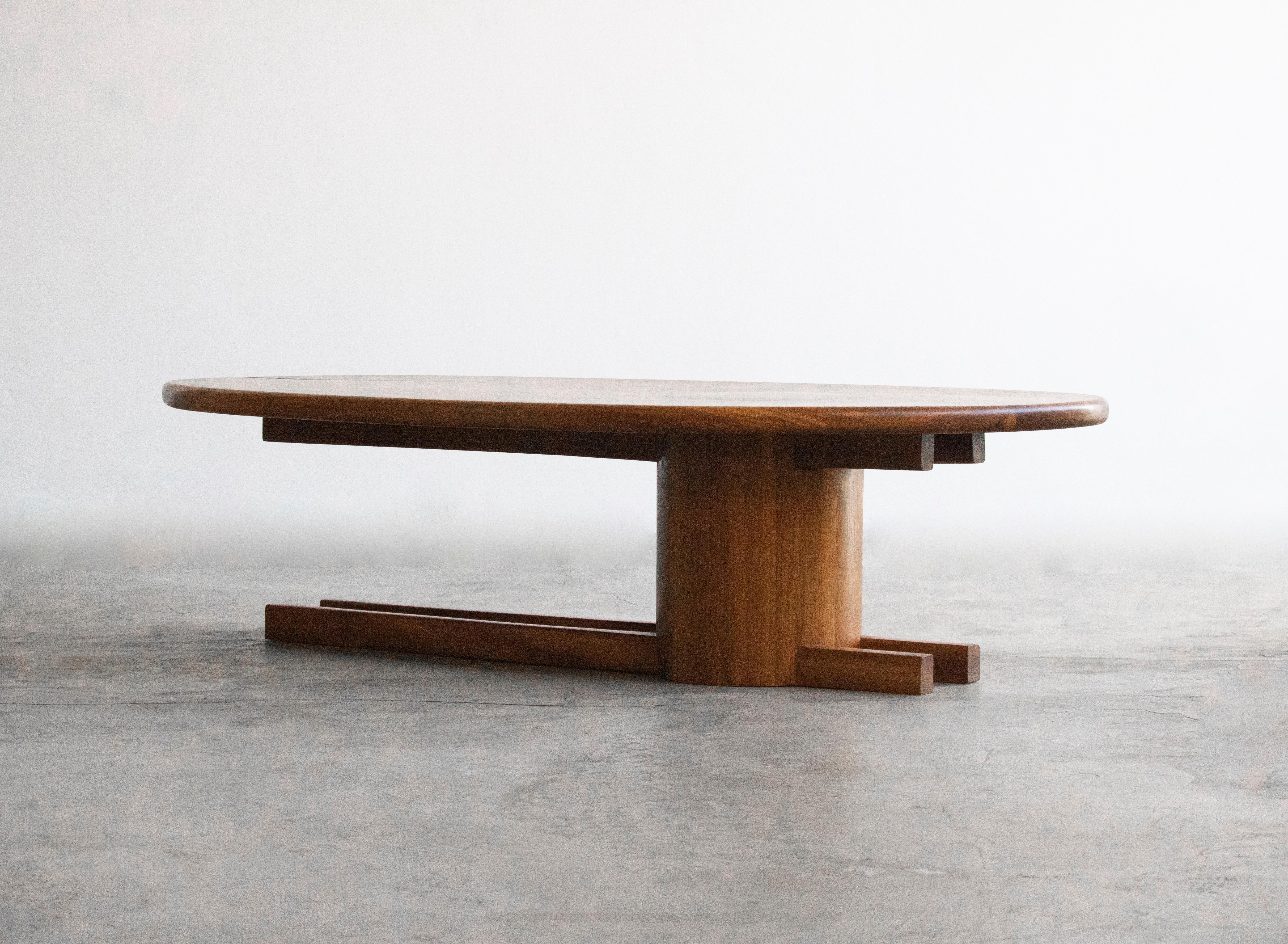 Table basse contemporaine en bois massif brésilien fabriquée à la main par le designer Leon/One, alliant une forme sculpturale à un savoir-faire raffiné. Cette table basse met en valeur la beauté du bois dur naturel, sélectionné pour son grain