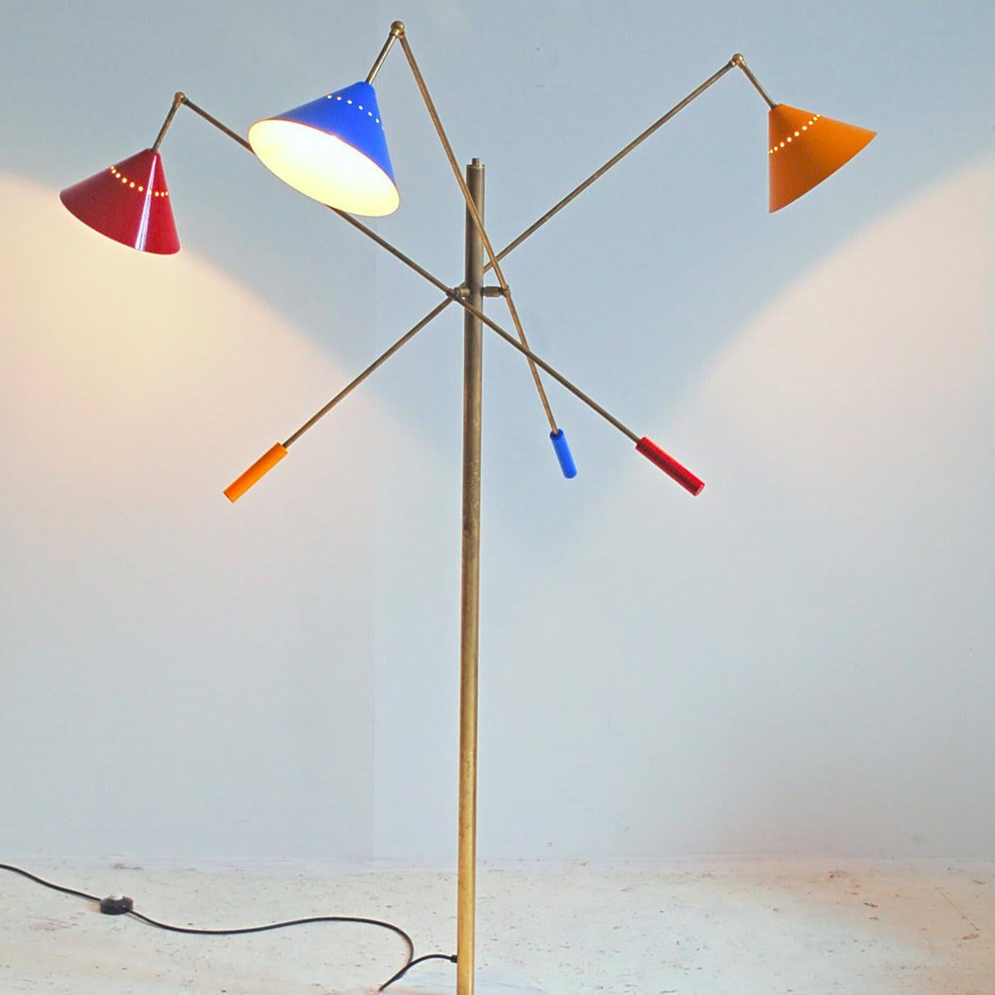 Faisant partie de la Collection Contrappeso, ce lampadaire est un hommage à la pièce exposée en 1951 à la Triennale de Milan. Il respire l'élégance understated.design rationaliste du milieu du siècle. La structure en laiton massif repose sur une