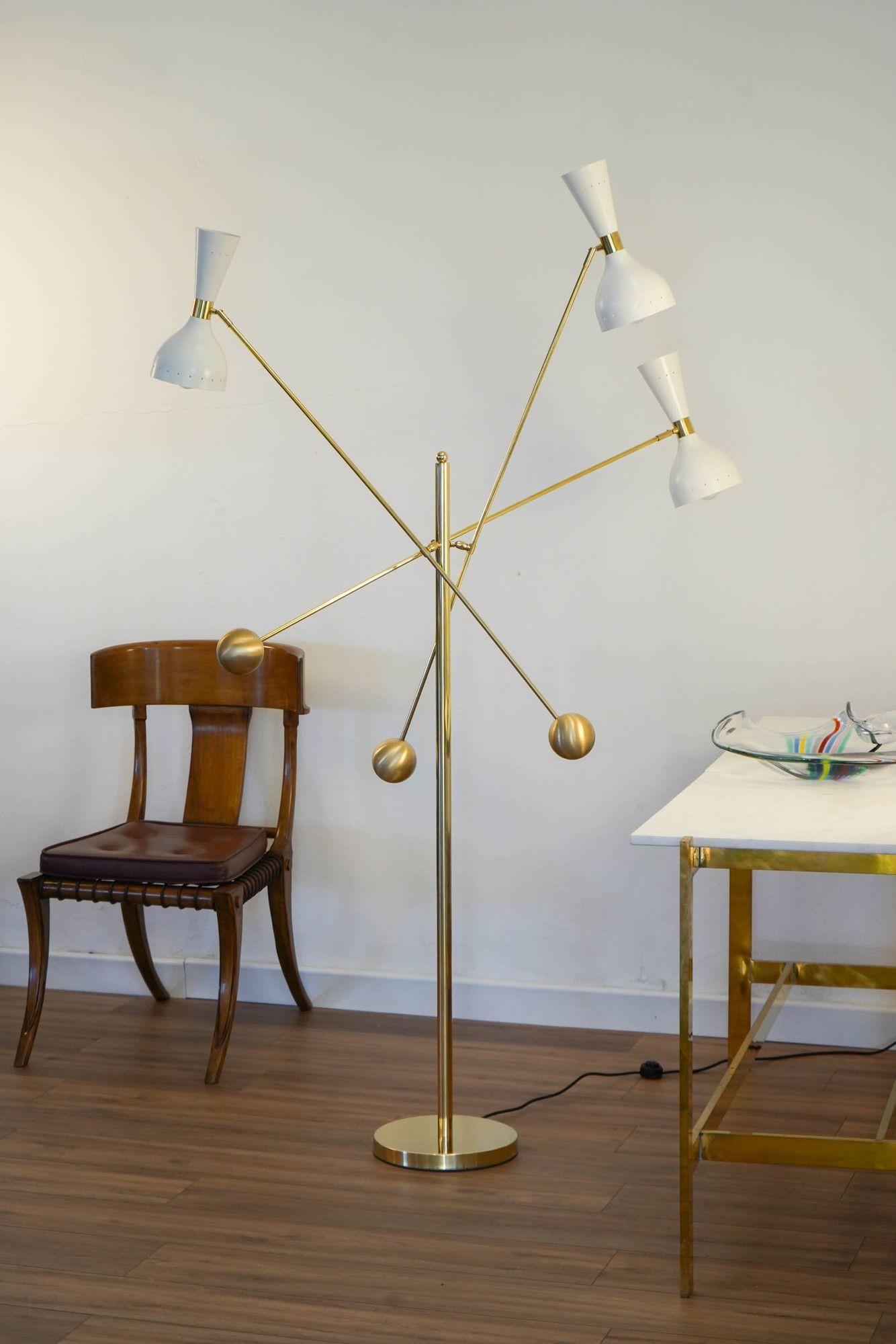 Elegante reinterpretazione dell'iconica lampada da terra a tre bracci della metà del secolo scorso, chiamata Triennale.
Presenta le tonalità gemelle Giano, per un totale di 6 luci. I downlight servono per illuminare i compiti, mentre gli uplight