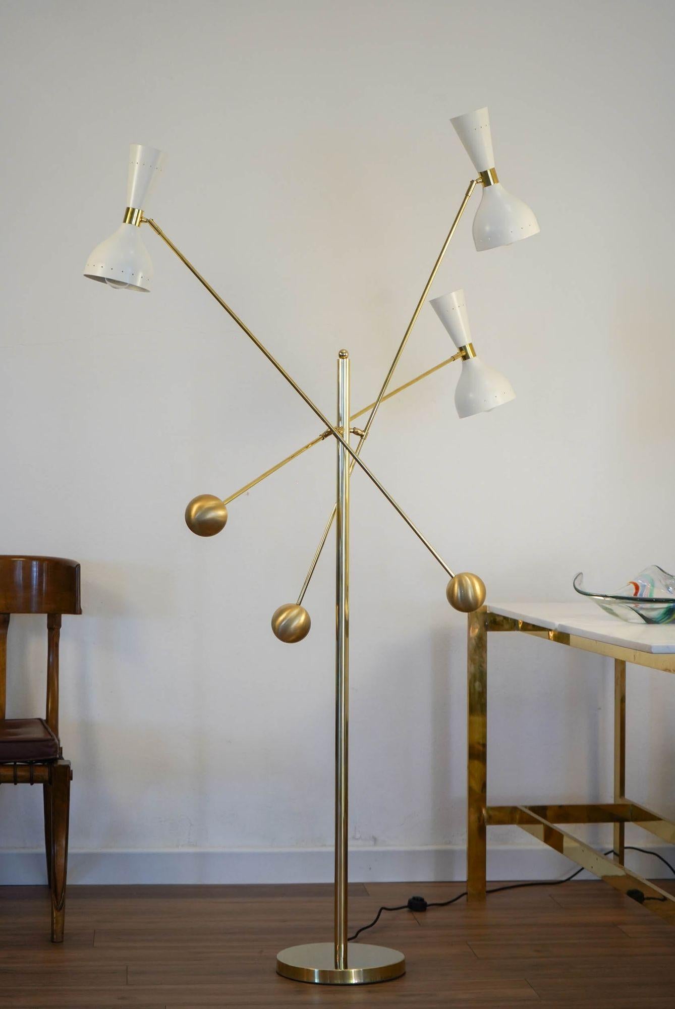 Mid-Century moderno Contrappeso Terra, lampada da terra in ottone, a tre bracci girevoli con paralumi gemelli in Giano in vendita