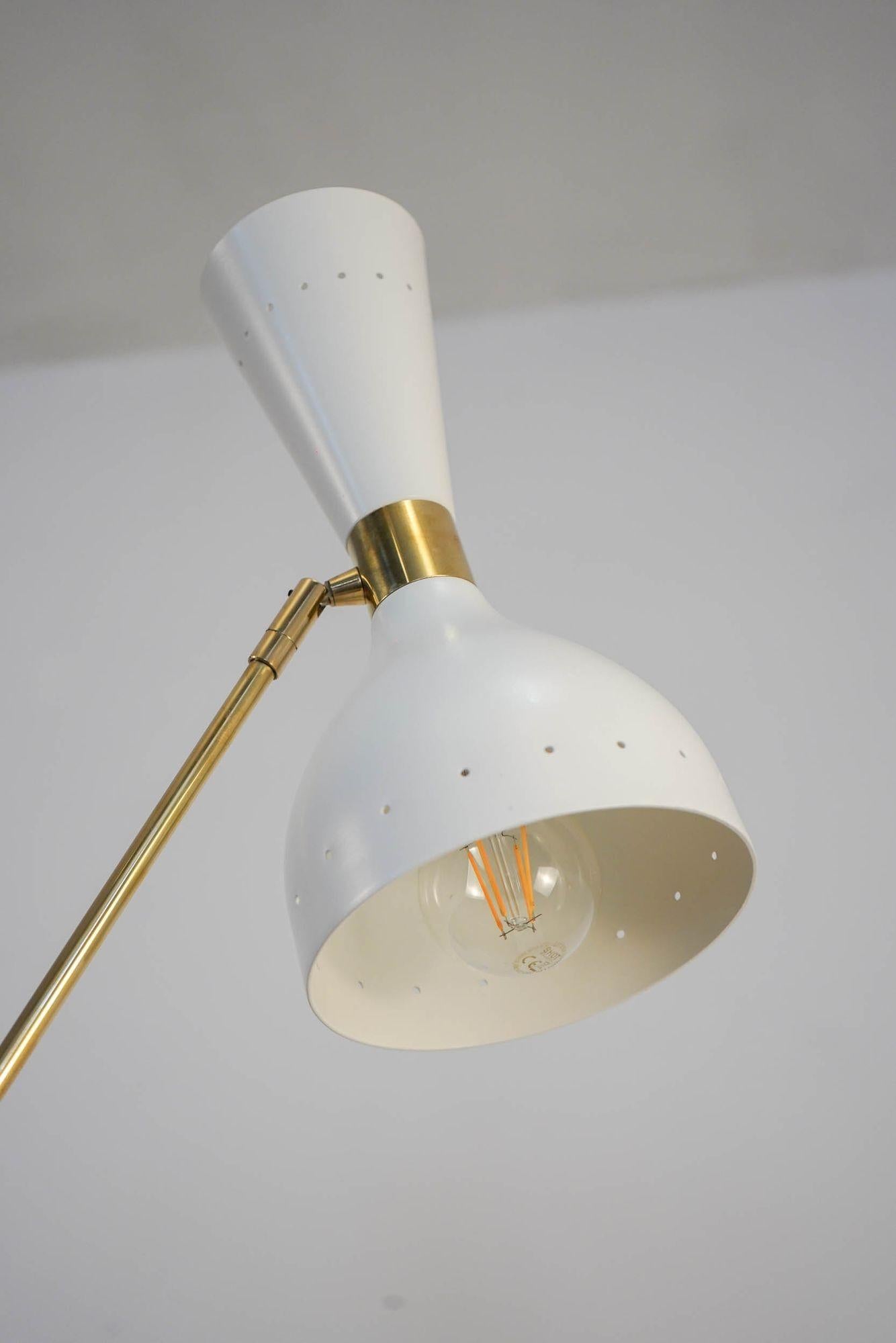 Italiano Contrappeso Terra, lampada da terra in ottone, a tre bracci girevoli con paralumi gemelli in Giano in vendita