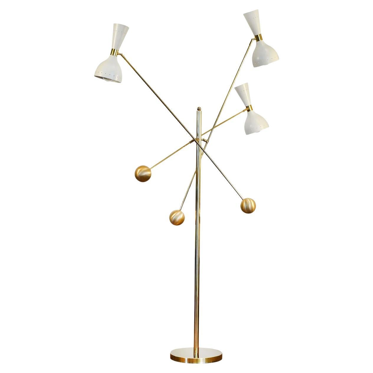 Lampada da terra a tre bracci Contrappeso Terra Brass di Silvio Piattelli
