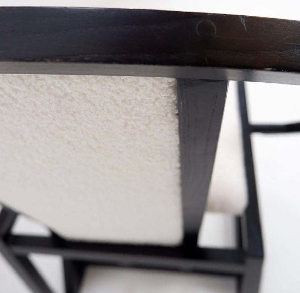 Fauteuil « Contrast » de Pascal Mourgue 1982, rembourrage en fausse peau de mouton

Usure correspondant à l'âge et à l'usage.

Style post-moderne - By Vintage
La chaise 