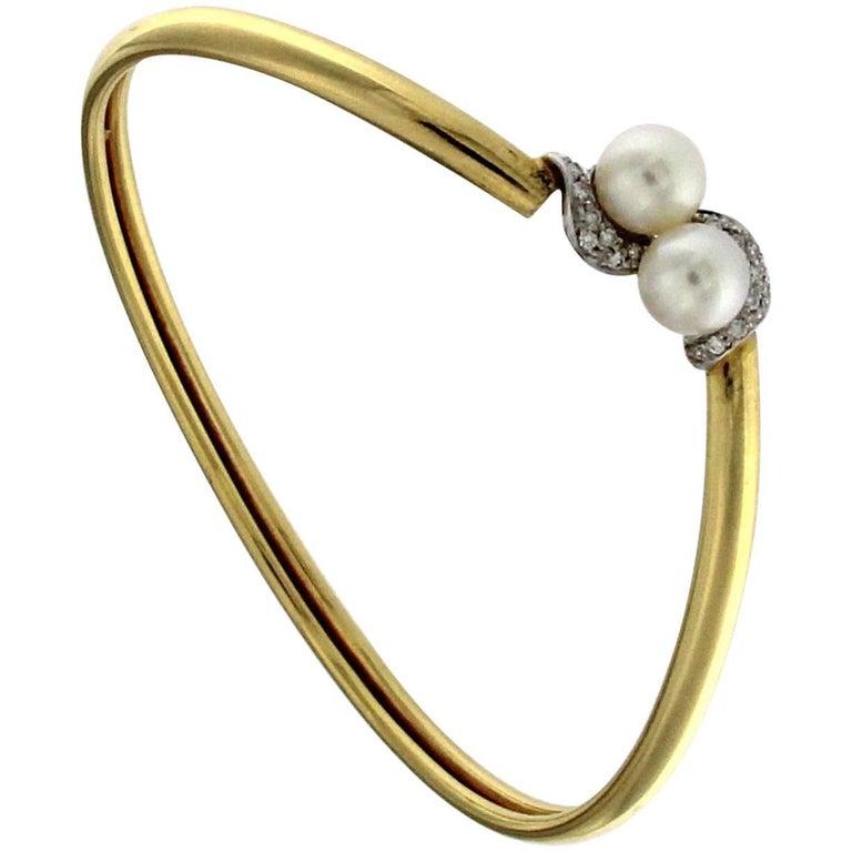 Brilliant Cut Contrast Bracelet with Pearls in 18 Karat Gold For Sale