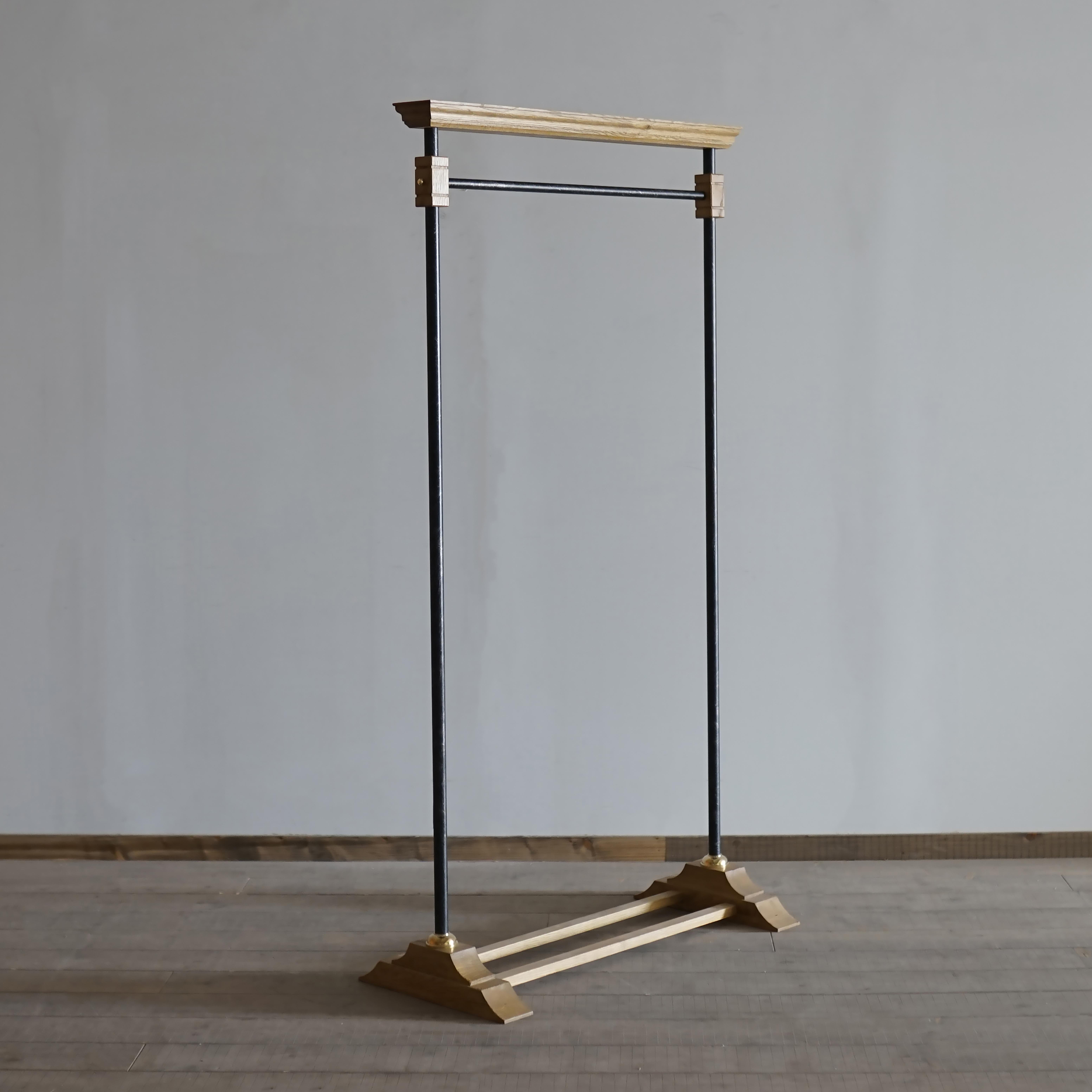 The aged iron poles give this hanger rack a tasteful yet modern design.
The wood is made of Nara, a wood with a beautiful grain. The combination of different materials makes the space stand out.
The brass fittings accentuate the piece and give it