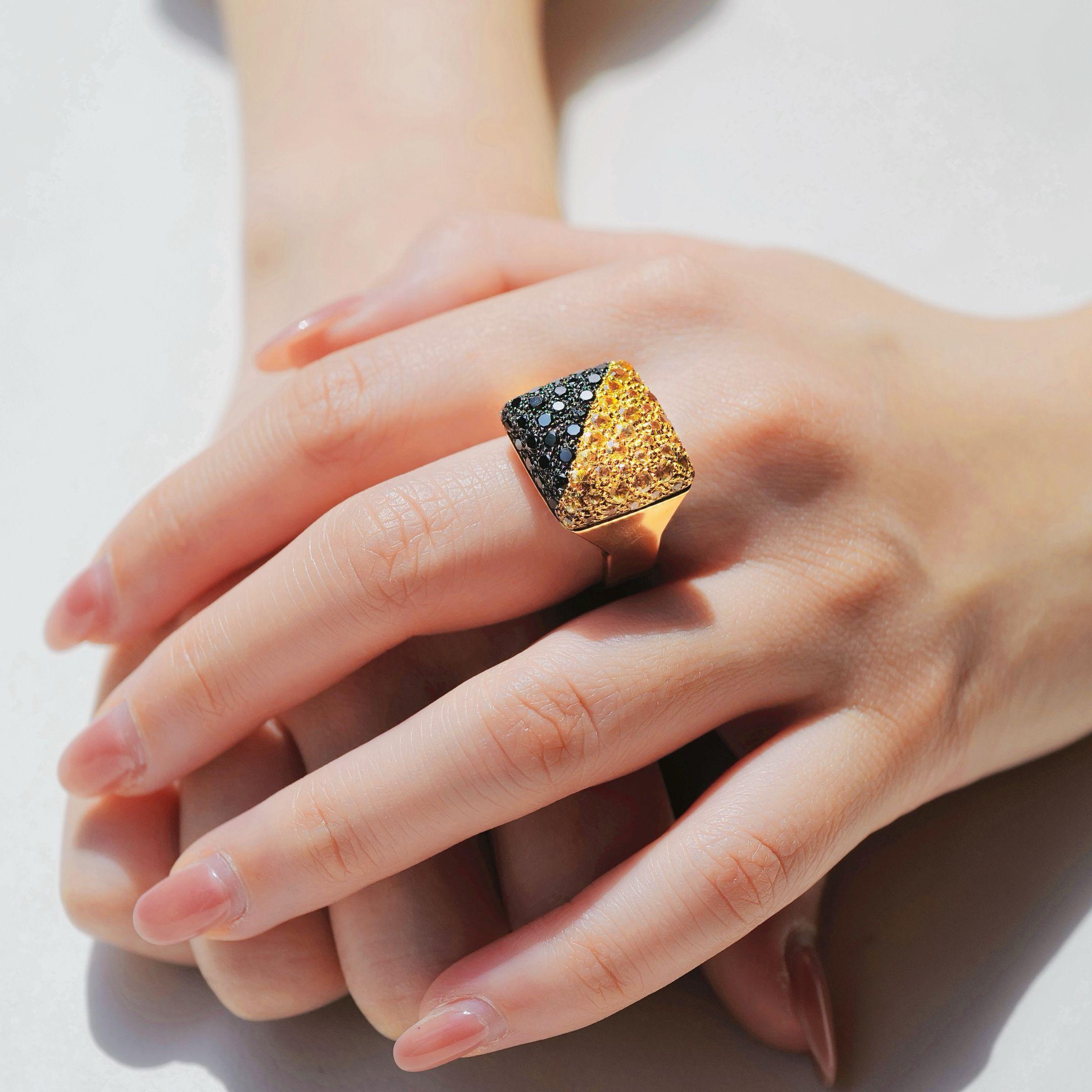 Bague pavée de saphirs jaunes et de diamants noirs en or jaune 18K en vente 3