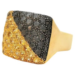 Anello con zaffiro giallo a contrasto e pavé di diamanti neri in oro giallo 18 carati