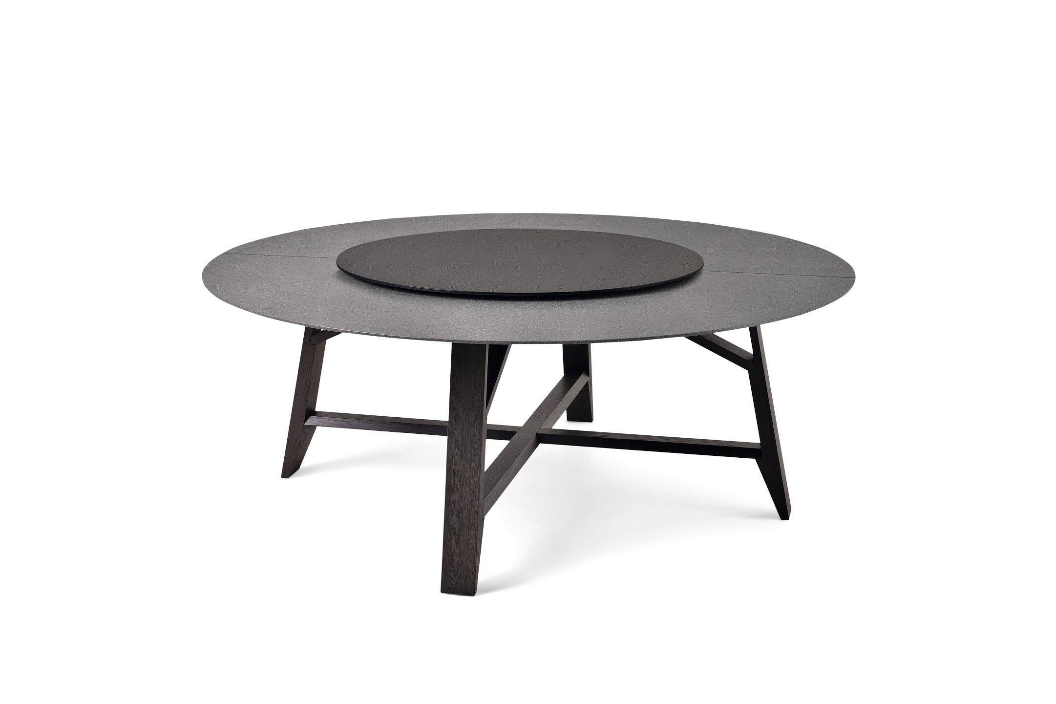 The Controvento table is an expression of the contemporary lifestyle. Its name comes from the perfect blend of form and functionality, the foundation of the designer’s creativity vocation. The characteristic feature of the product is the