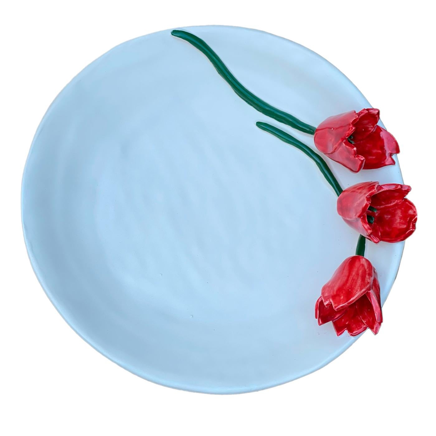 Assiette conturbante avec tulipes