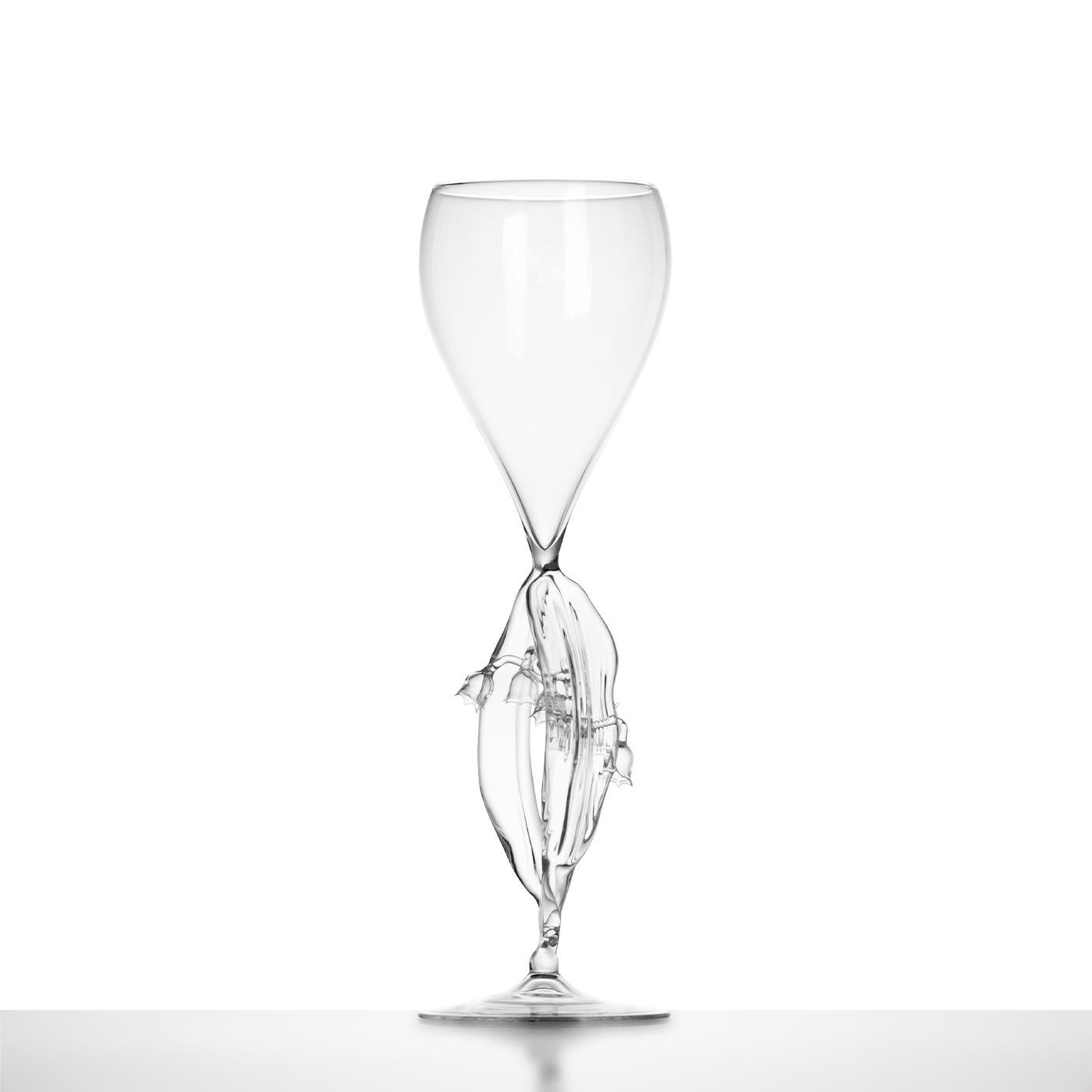 Dieses Glas gehört zu einer Kollektion von 21 Unikaten, die jeweils von einer anderen botanischen Art inspiriert sind und von Simone Crestani nach Archivzeichnungen von Fratelli Toso neu gestaltet wurden. Durch die Flamme der Lampe in transparentem