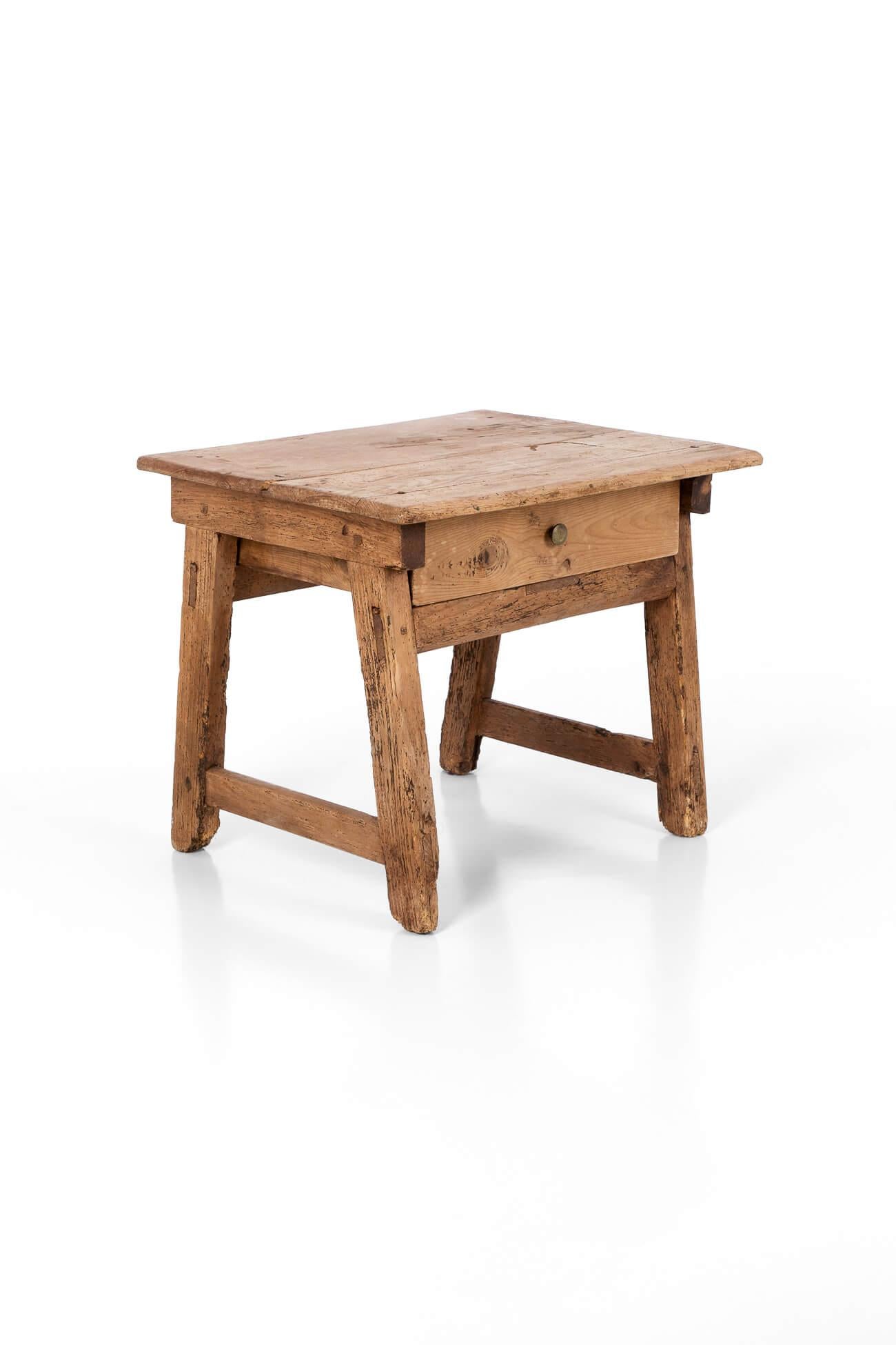 A superb early 19th century side table of pegged construction in elm.

Sourced from a convent dating back to 1650 in the Catalonia region of Spain.

Four block legs united by parallel stretchers.

Spanish, circa 1800.

H: 59 CM  H: 23.2 INCHES

D:
