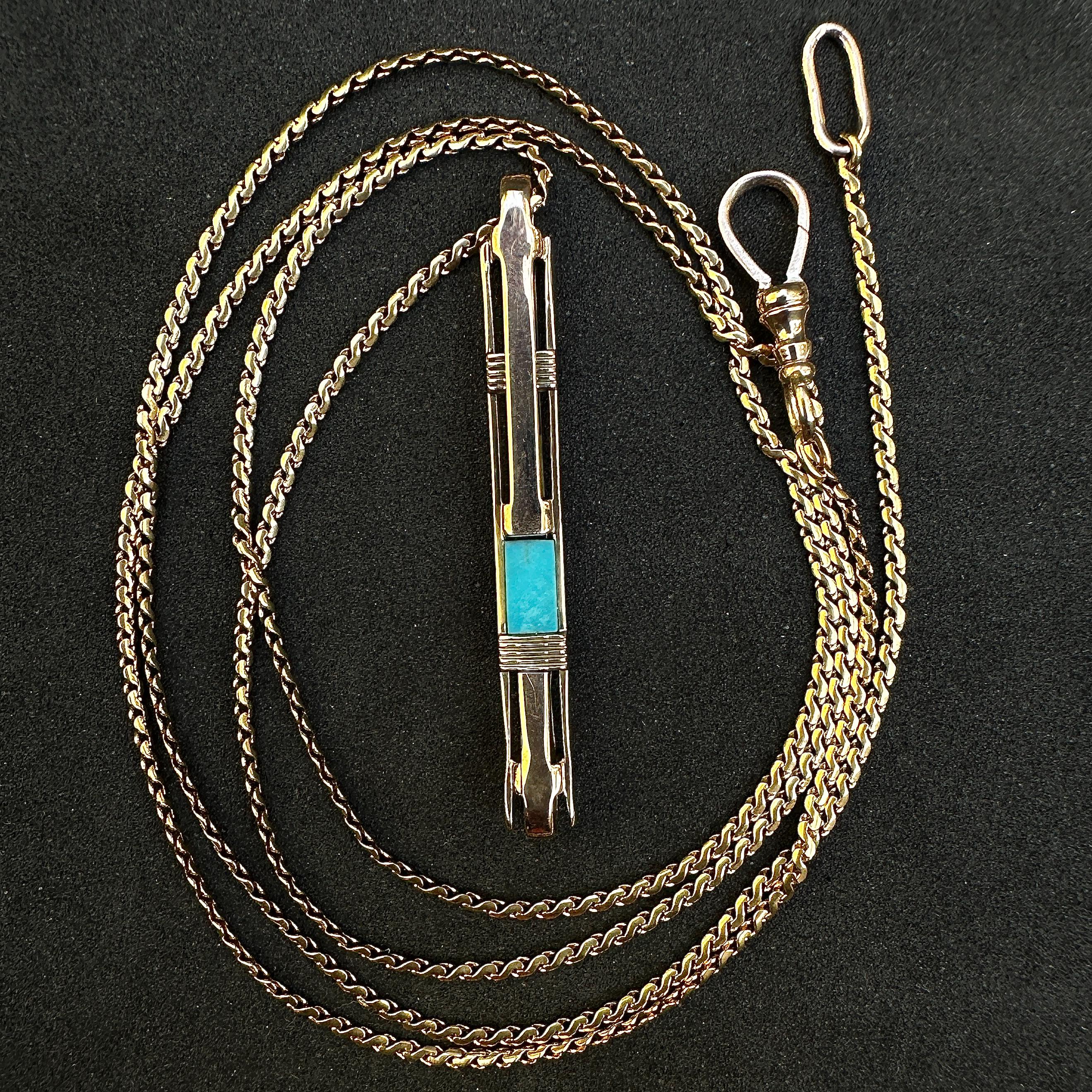 Eytan Brandes hat eine Kneipennadel aus den 1930er Jahren in einen Kneipenanhänger umgewandelt.  Er gab dem eleganten Art-Deco-Design aus 10 Karat rosafarbenem Gelbgold einen kleinen Farbakzent, indem er eine winzige Platte mit echtem