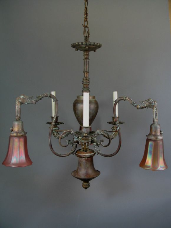 Converted Gas-Kronleuchter des 19. Jahrhunderts mit Kunstglasschirmen (Italienisch) im Angebot