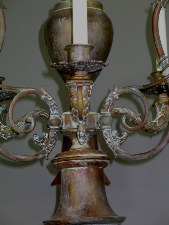 Converted Gas-Kronleuchter des 19. Jahrhunderts mit Kunstglasschirmen im Zustand „Hervorragend“ im Angebot in Douglas Manor, NY