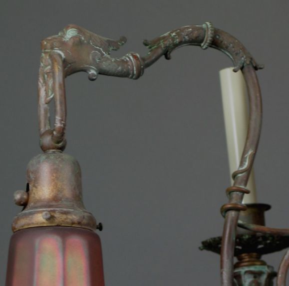 Converted Gas-Kronleuchter des 19. Jahrhunderts mit Kunstglasschirmen (Bronze) im Angebot