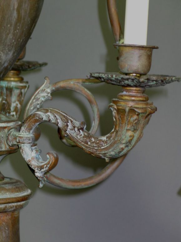 Converted Gas-Kronleuchter des 19. Jahrhunderts mit Kunstglasschirmen im Angebot 1