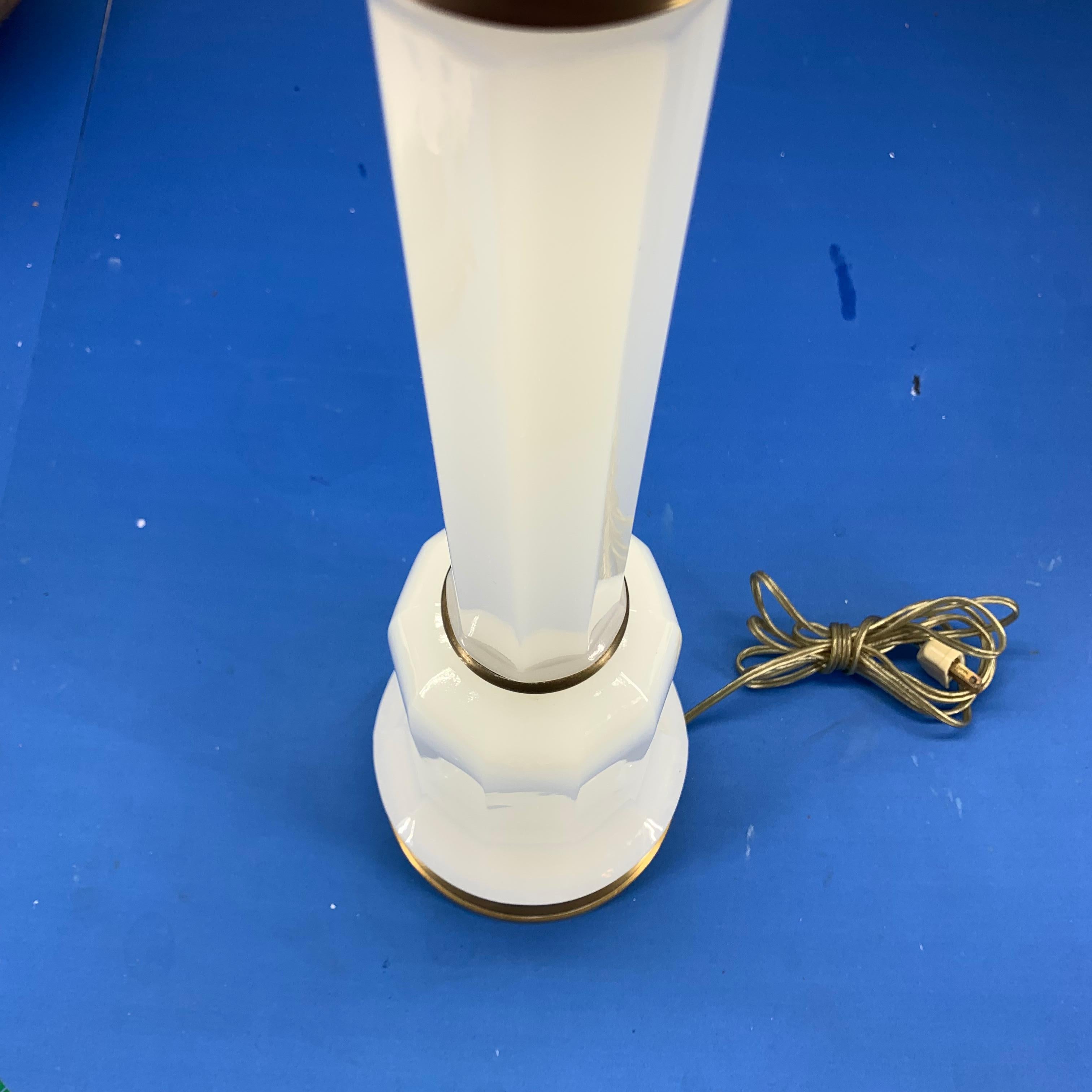 Lampe de table française convertie en opaline à l'huile et laiton en vente 7
