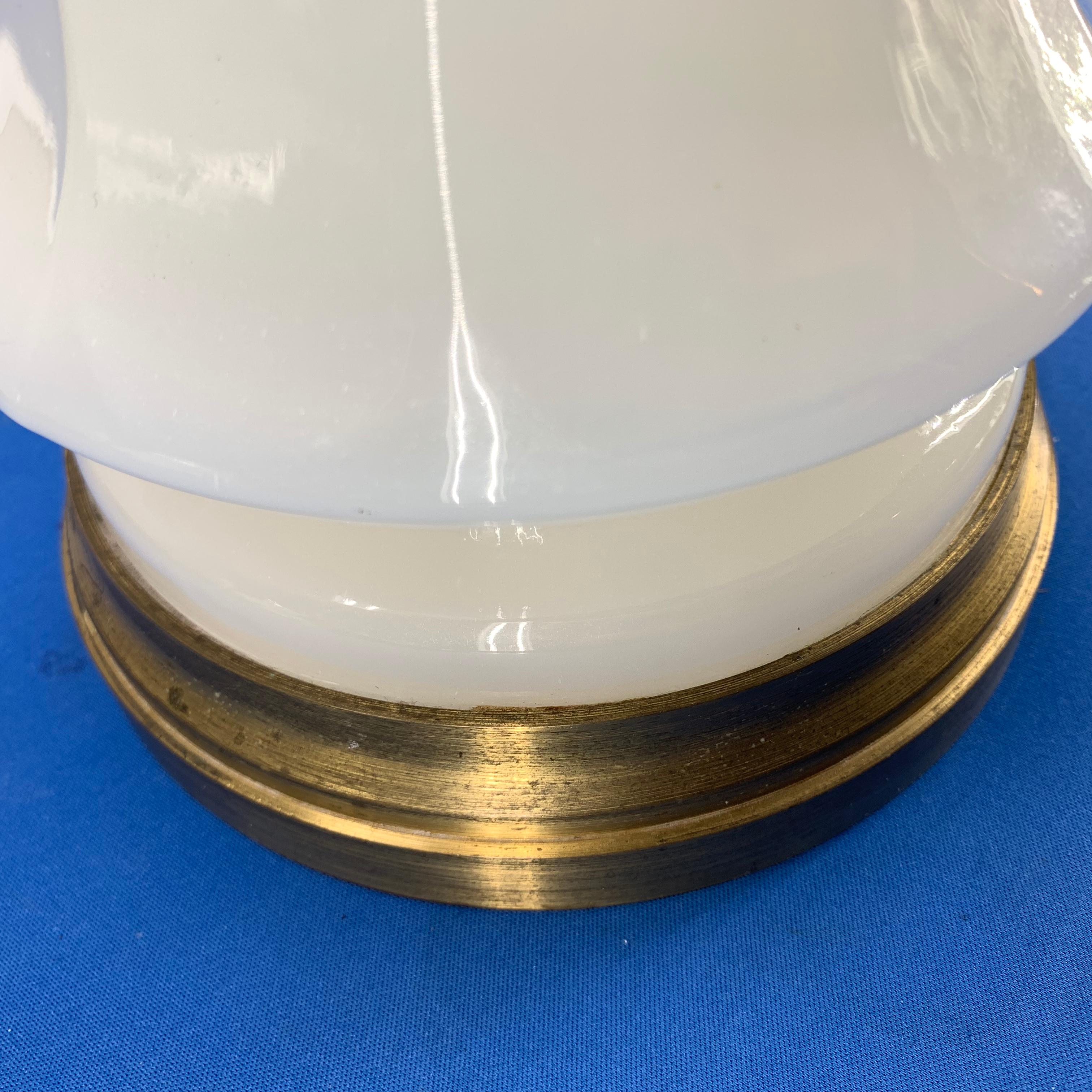 Lampe de table française convertie en opaline à l'huile et laiton en vente 8