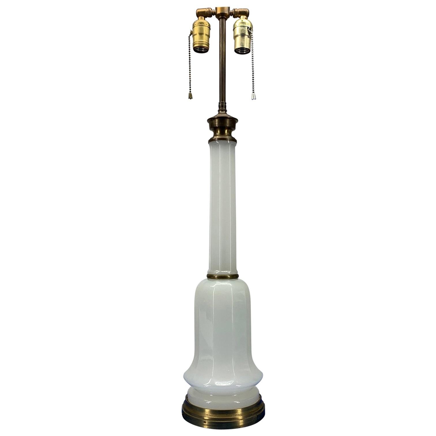 Lampada da tavolo francese convertita in French Opaline e ottone.
