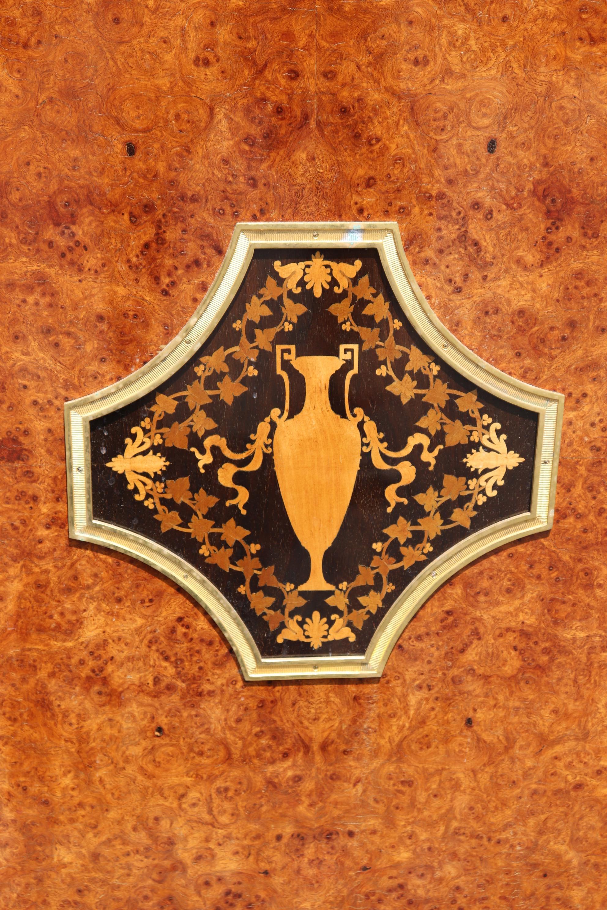 Konverted Maison Krieger zugeschriebener vergoldeter Dor'e-Bronze-Waschtisch mit Marmorplatte im Angebot 2